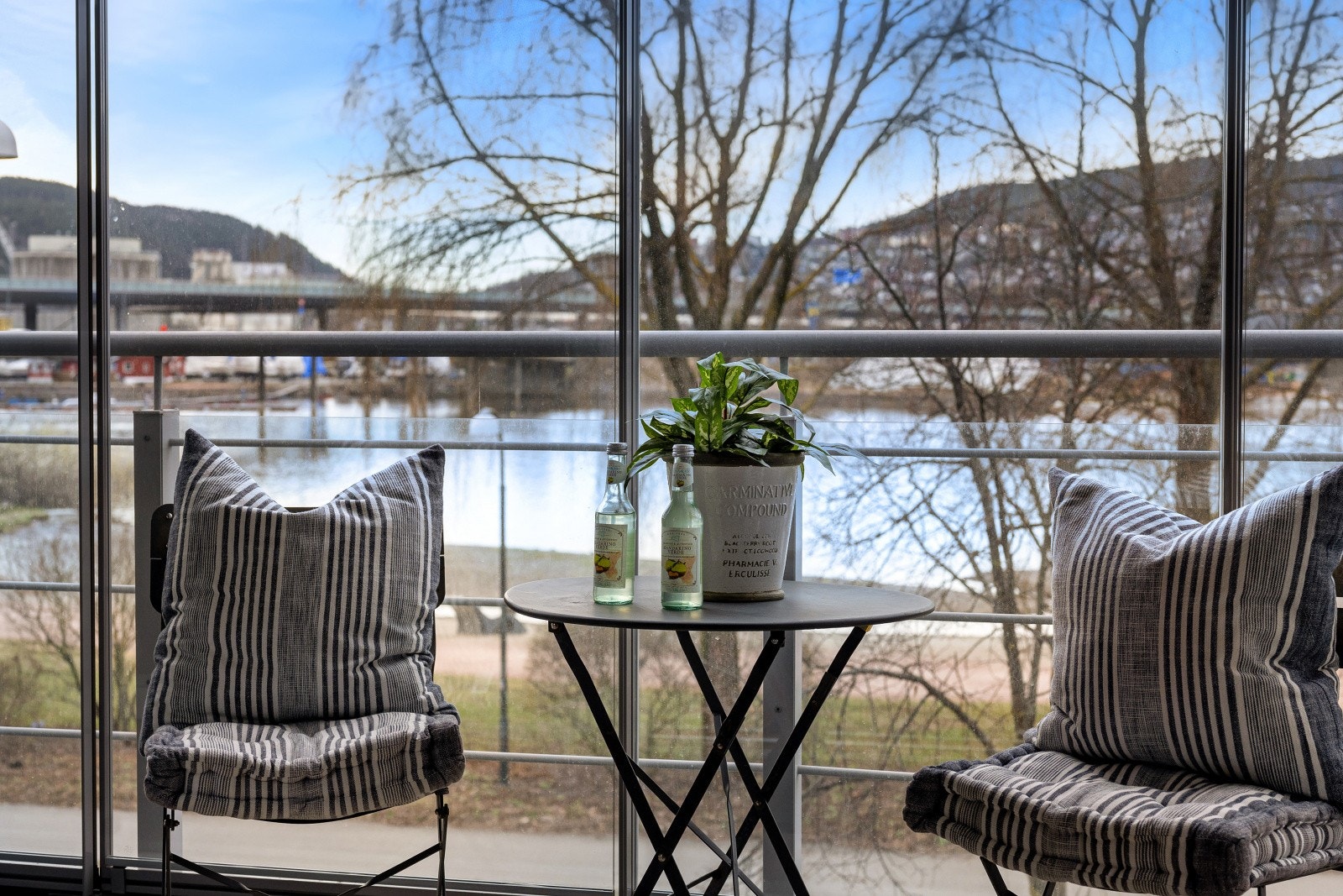 Uteplassen er et fint sted for en kaffekopp med utsikt. Galleribilde