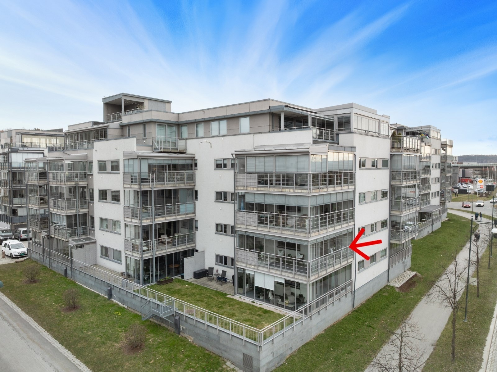 Flott utsikt fra hjørneleiligheten som ligger i front av bygget. Galleribilde