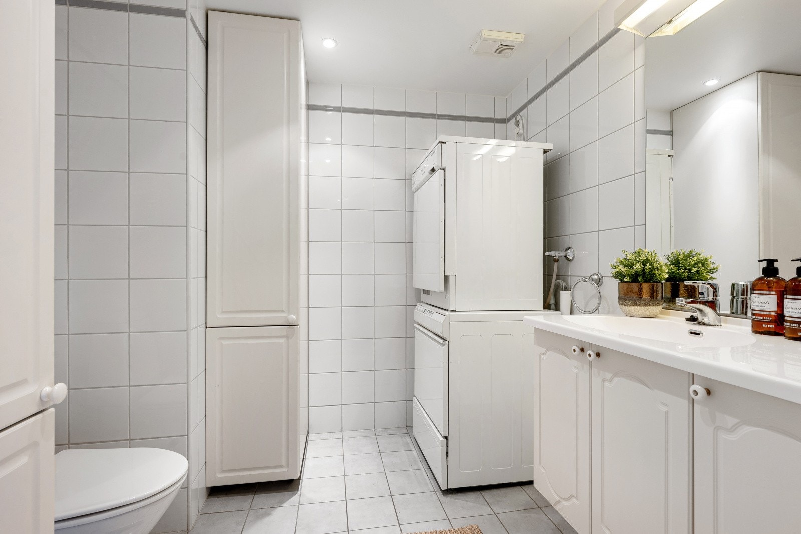 Det er opplegg for vaskemaskin og tørketrommel på badet. Galleribilde