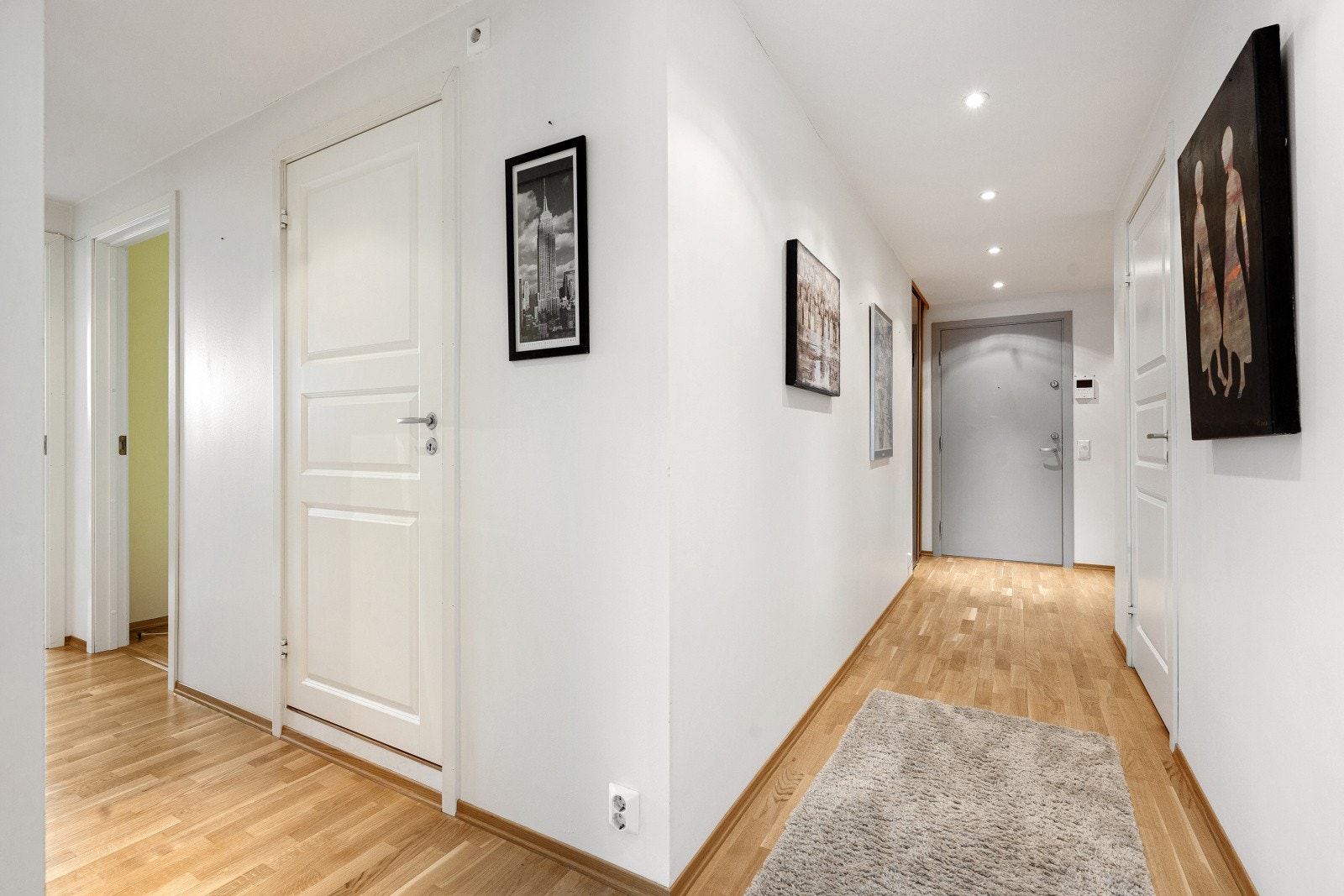 Velkommen inn i en lys og åpen entré som binder rommene sammen. Galleribilde