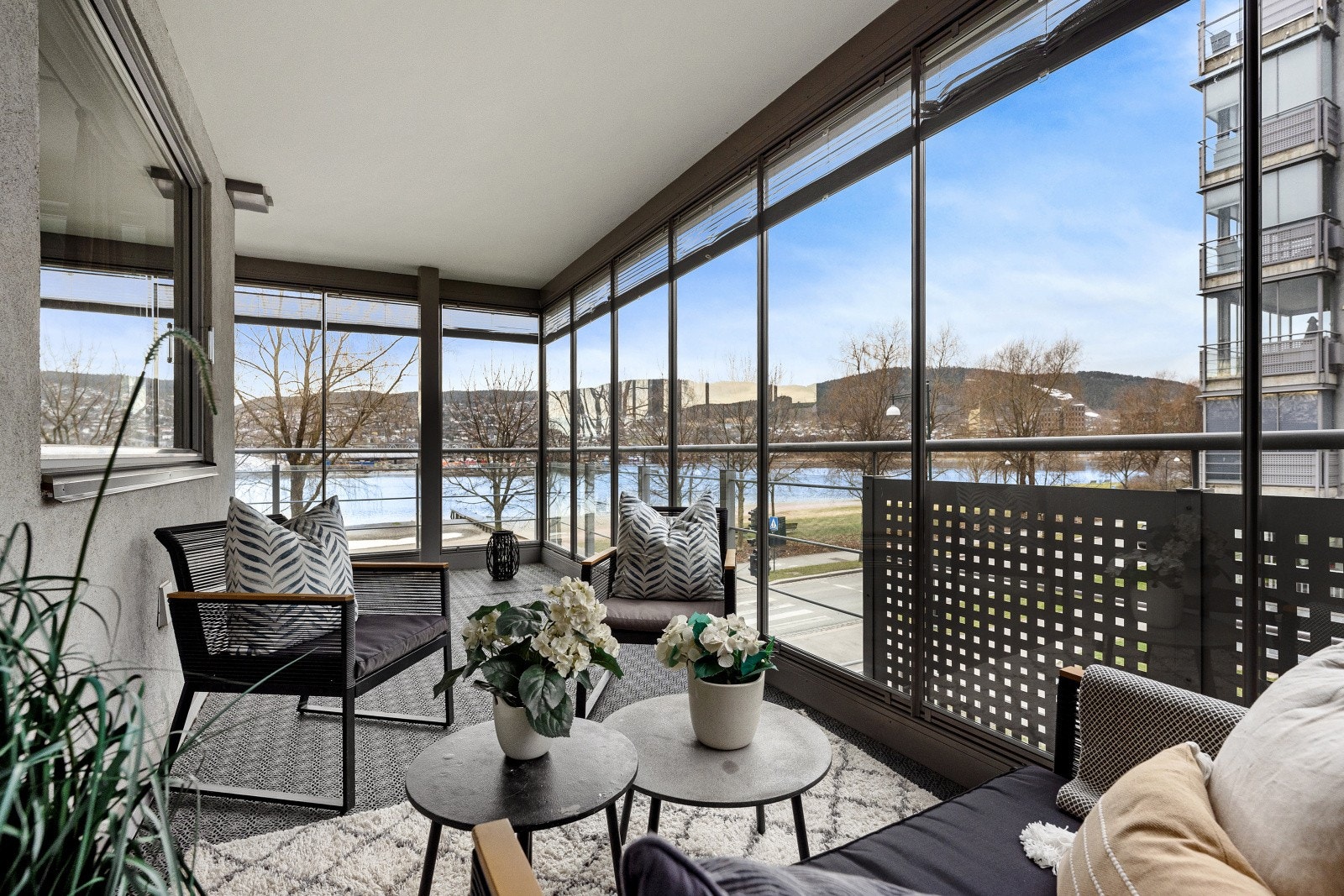 De store glassflatene kan skyves til side for å åpne opp på varme dager. Galleribilde