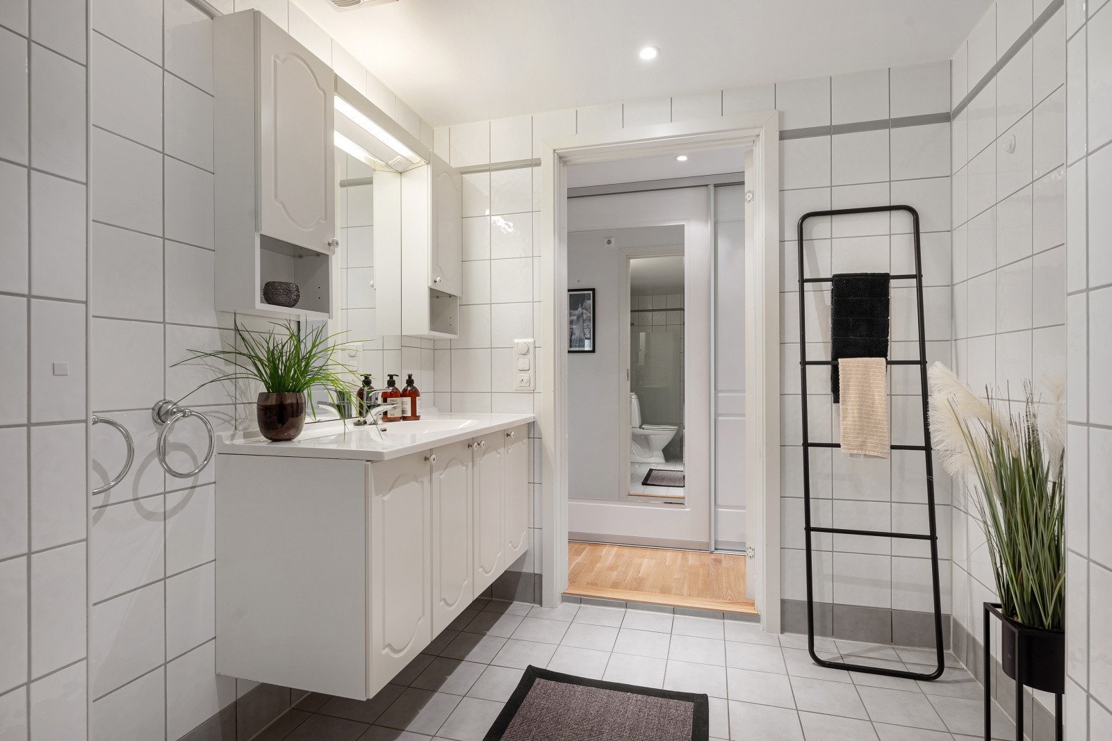 Baderomsinnredningen har heldekkende servant og god oppbevaringsplass i skap. Galleribilde