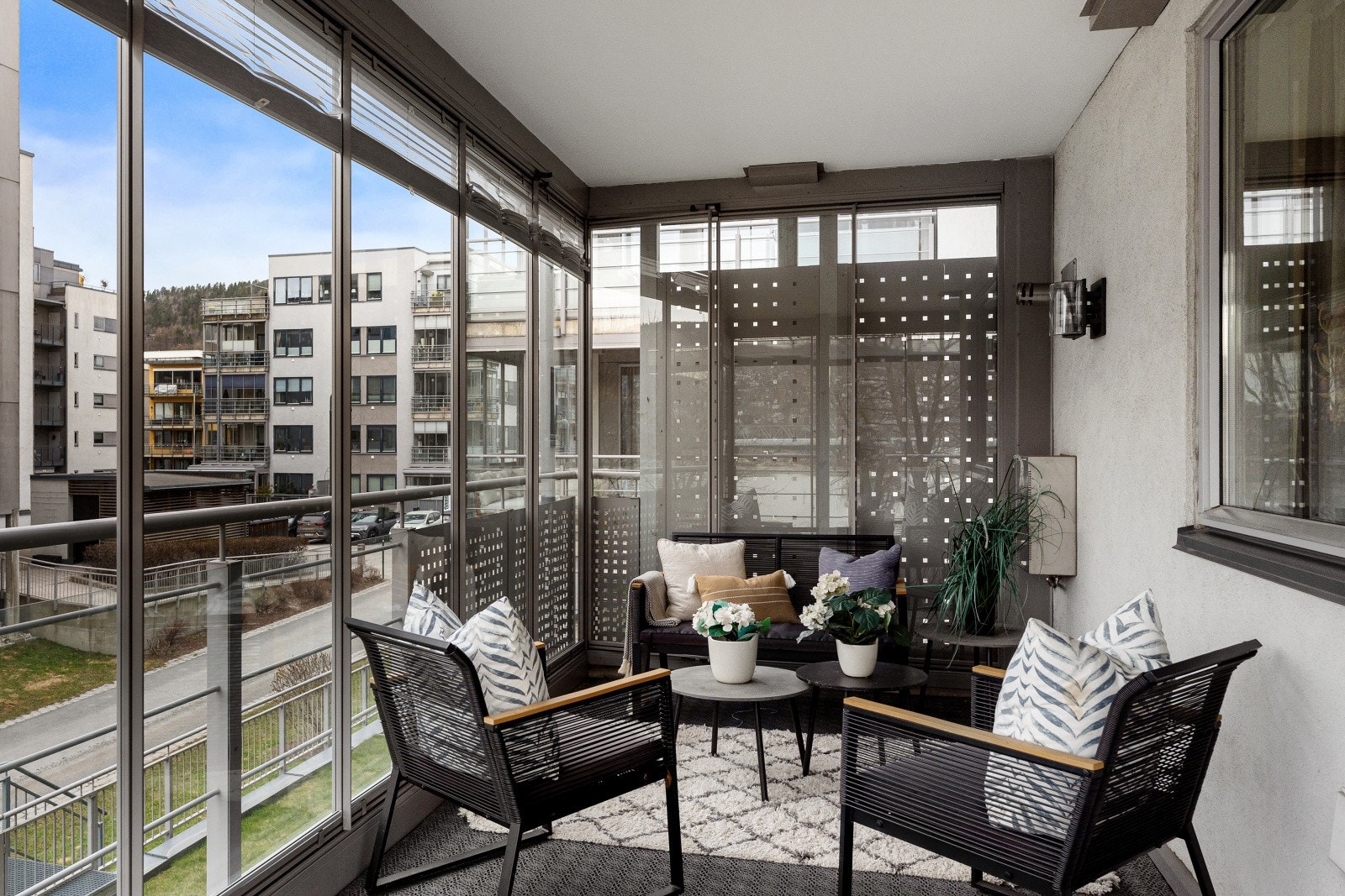 Balkongen er romslig og gir god plass til flere sittegrupper. Galleribilde