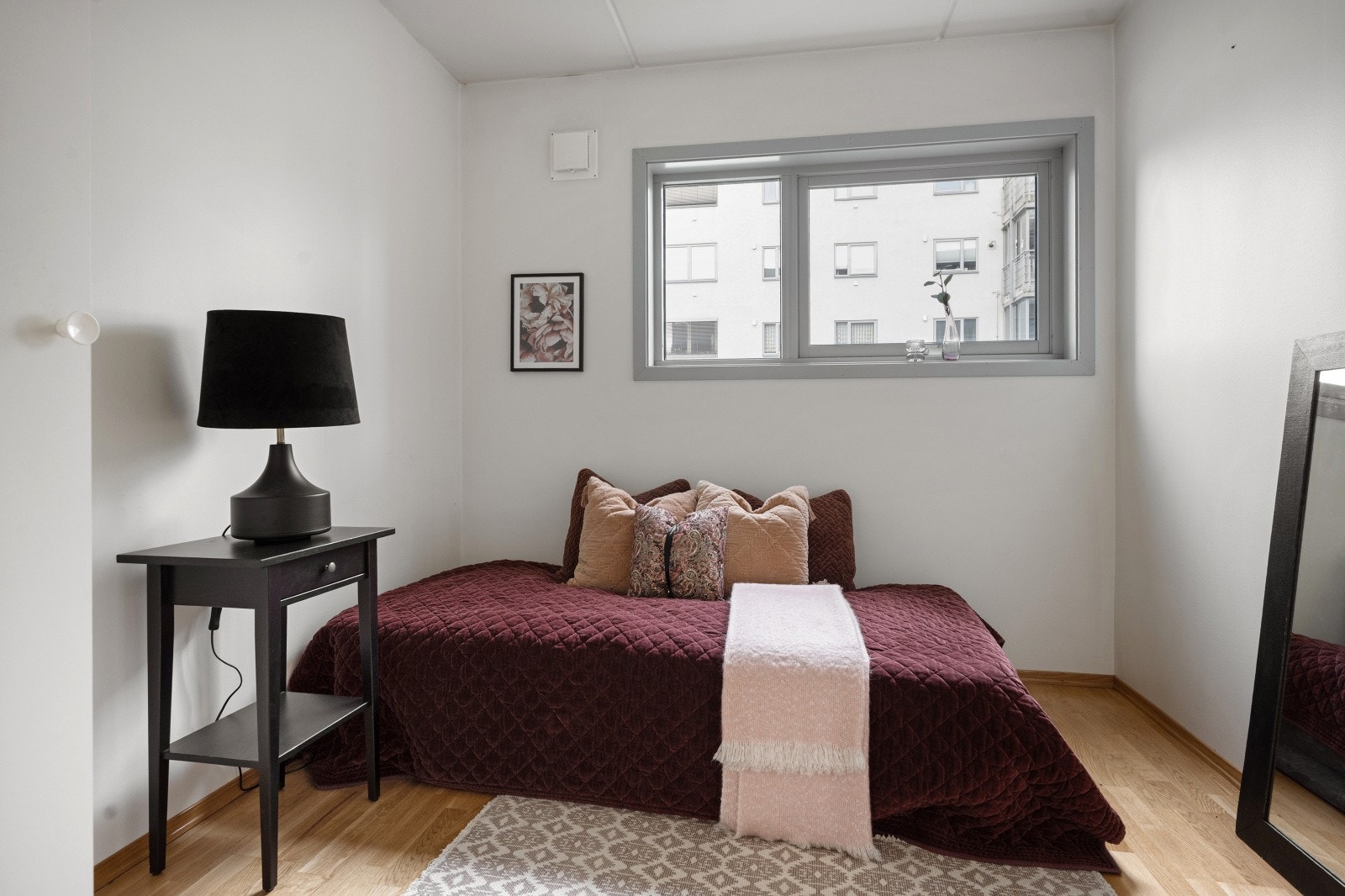 Leiligheten har ytterligere to soverom, ideelle som barnerom, gjesterom eller kontor. Galleribilde