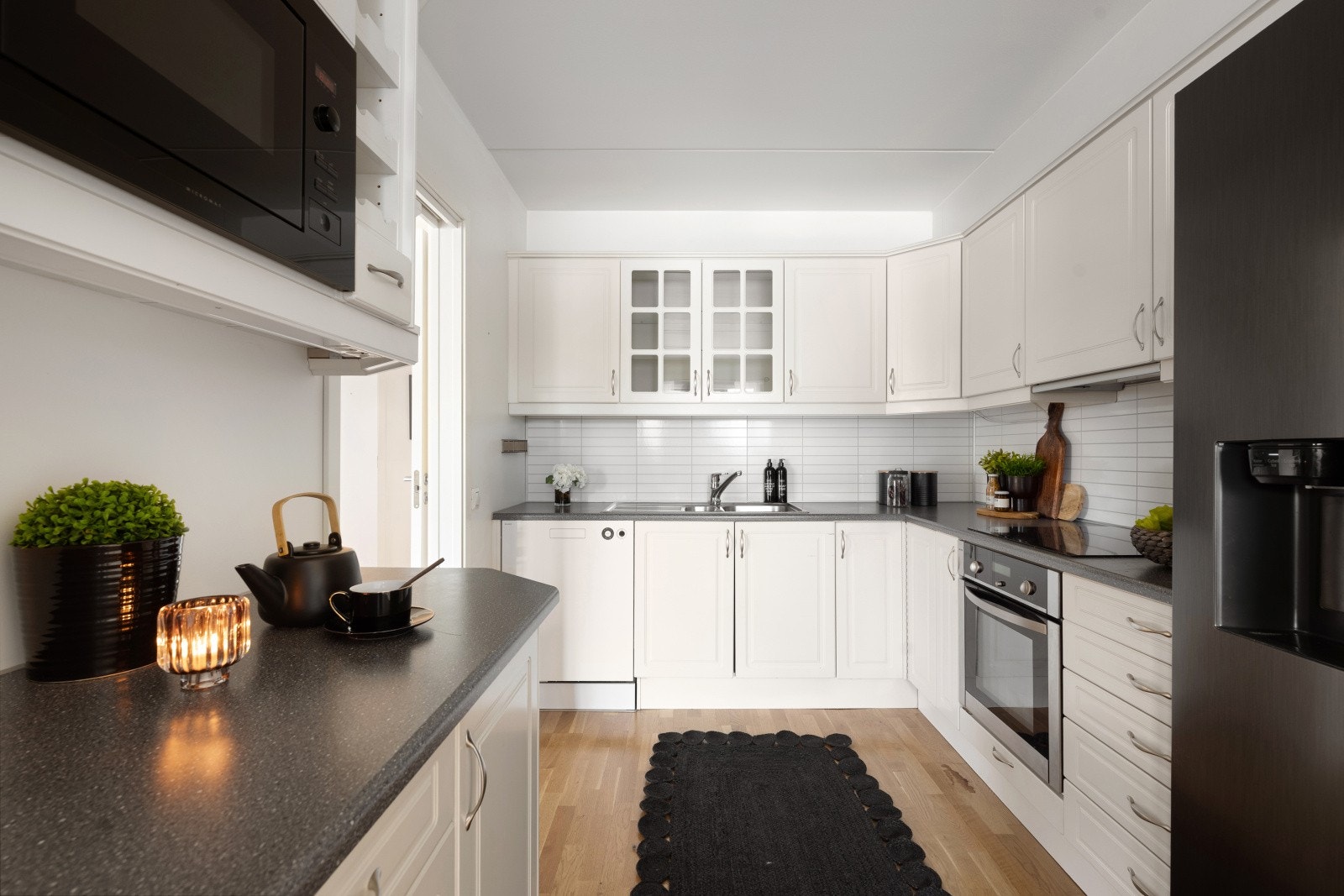 Kjøkkeninnredningen har profilerte fronter og laminat benkeplate med nedfelt oppvaskkum. Galleribilde