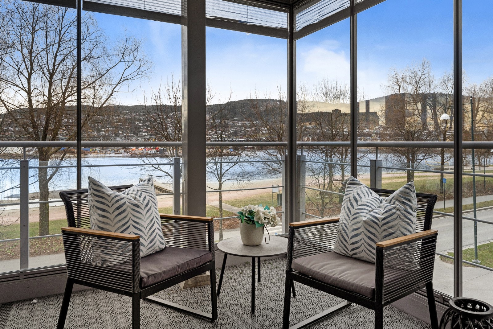 Her kan man nyte utsikten over nærområdet og elven. Galleribilde