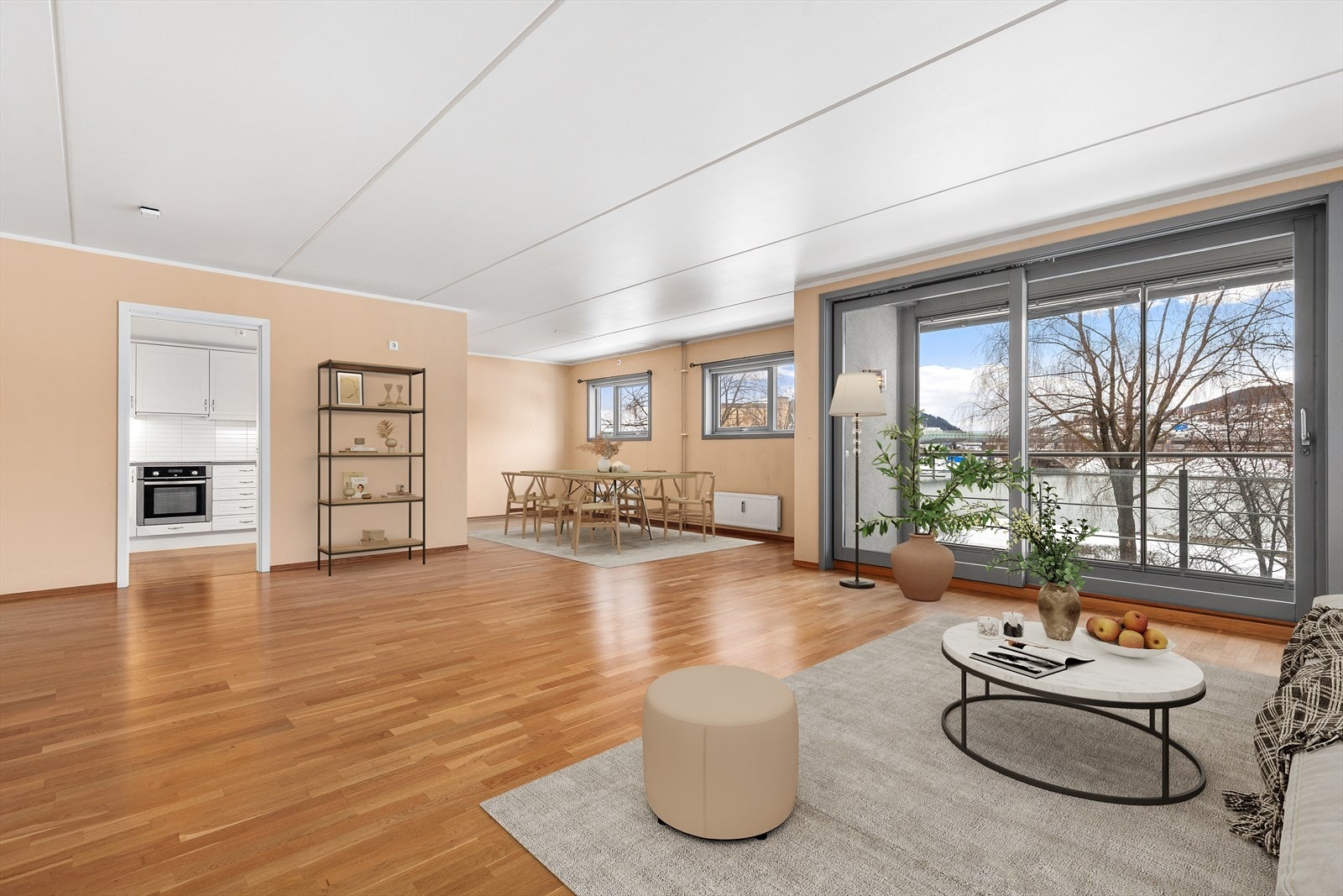 Stuen har en åpen løsning mot spisestuen, med god plass til sosiale sammenkomster. Digital møblering. Galleribilde