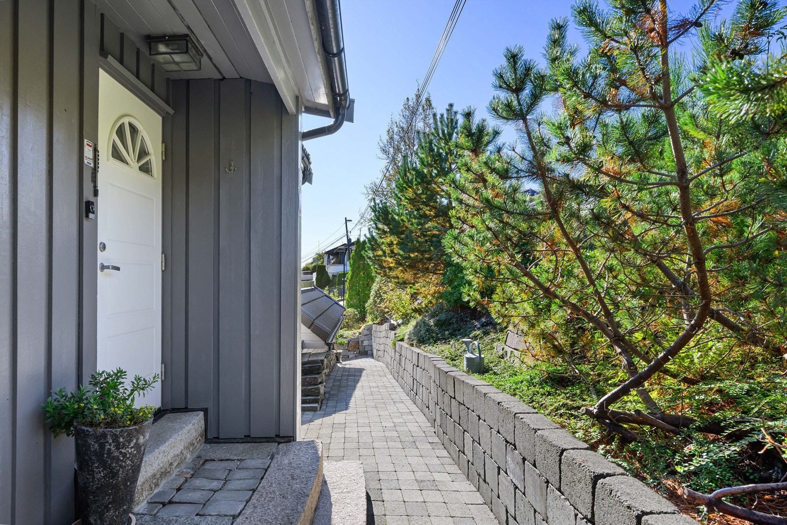 Pent opparbeide uteområder på eiendommen. Galleribilde