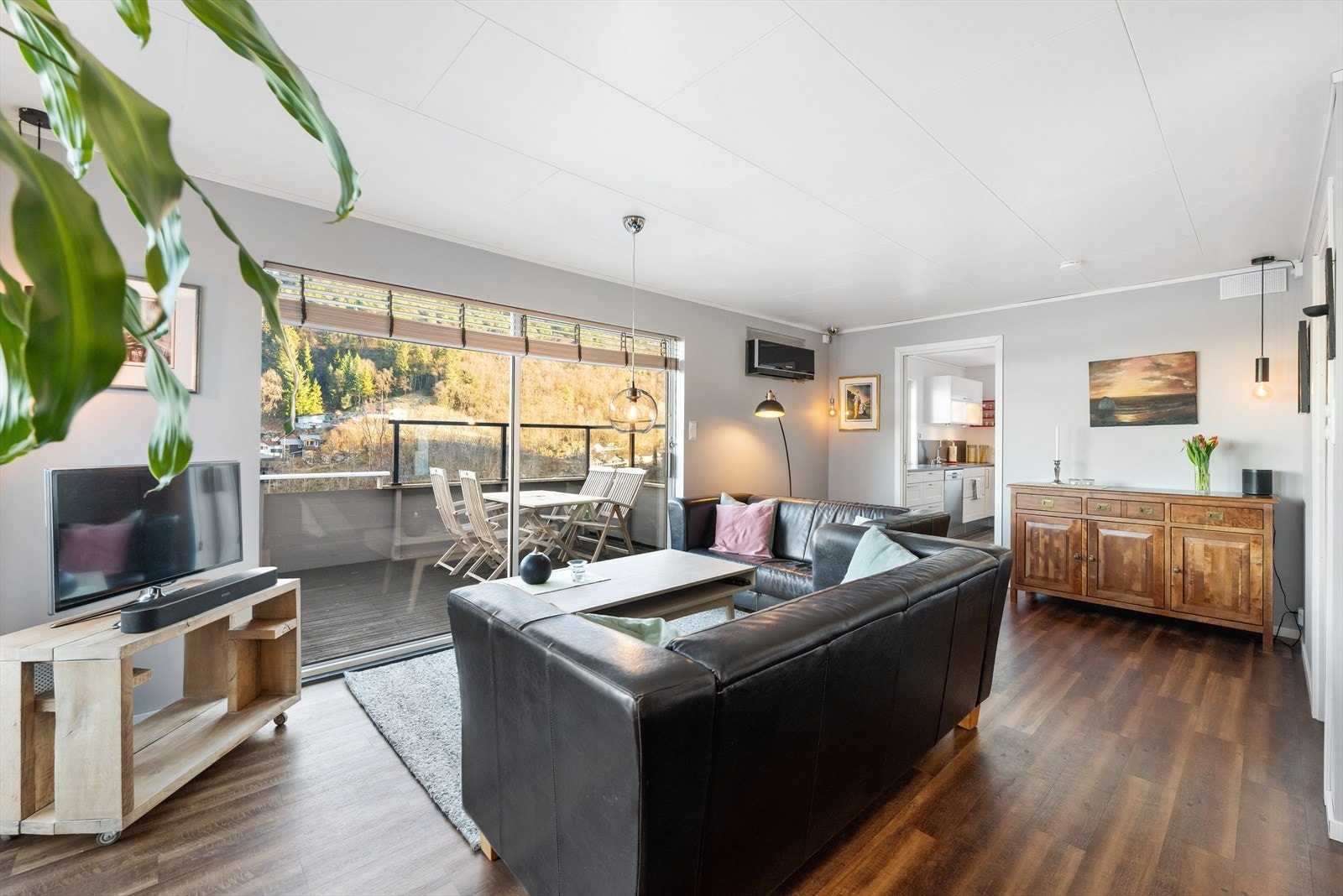 Stuen er romslig og innbydende, med gode møbleringsmuligheter og plass til både sofagruppe og spisebord - et ideelt rom for både hverdagsbruk og sosialt samvær. Galleribilde