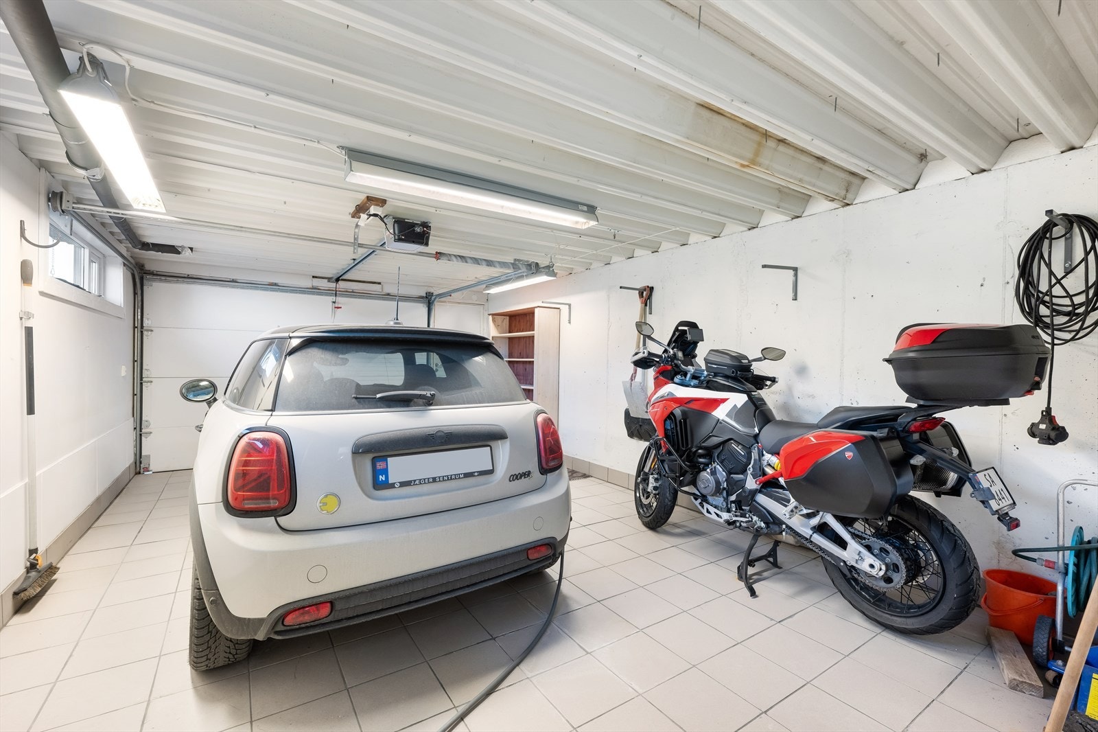 Den andre garasjen hvor det også er plass til en bil og diverse redskaper. Galleribilde