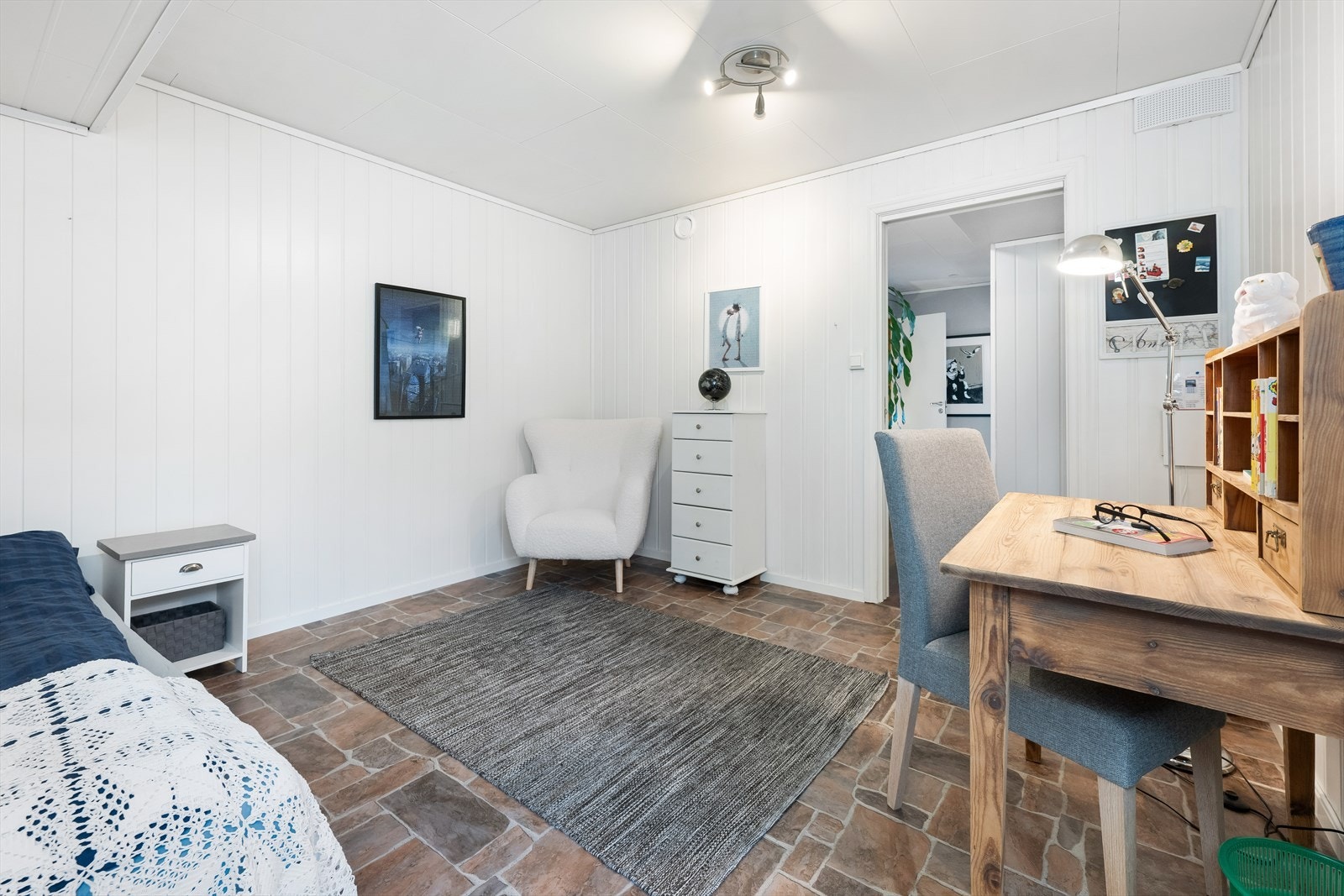 Hovedetasjen rommer også et soverom som egner seg godt som hovedsoverom, gjesterom eller kontor. Galleribilde