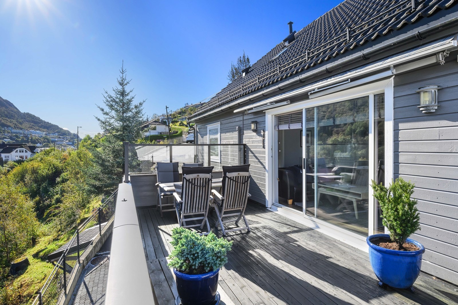 Fra stuen er det utgang til en nydelig altan hvor man kan nyte fantastisk utsikt. Galleribilde