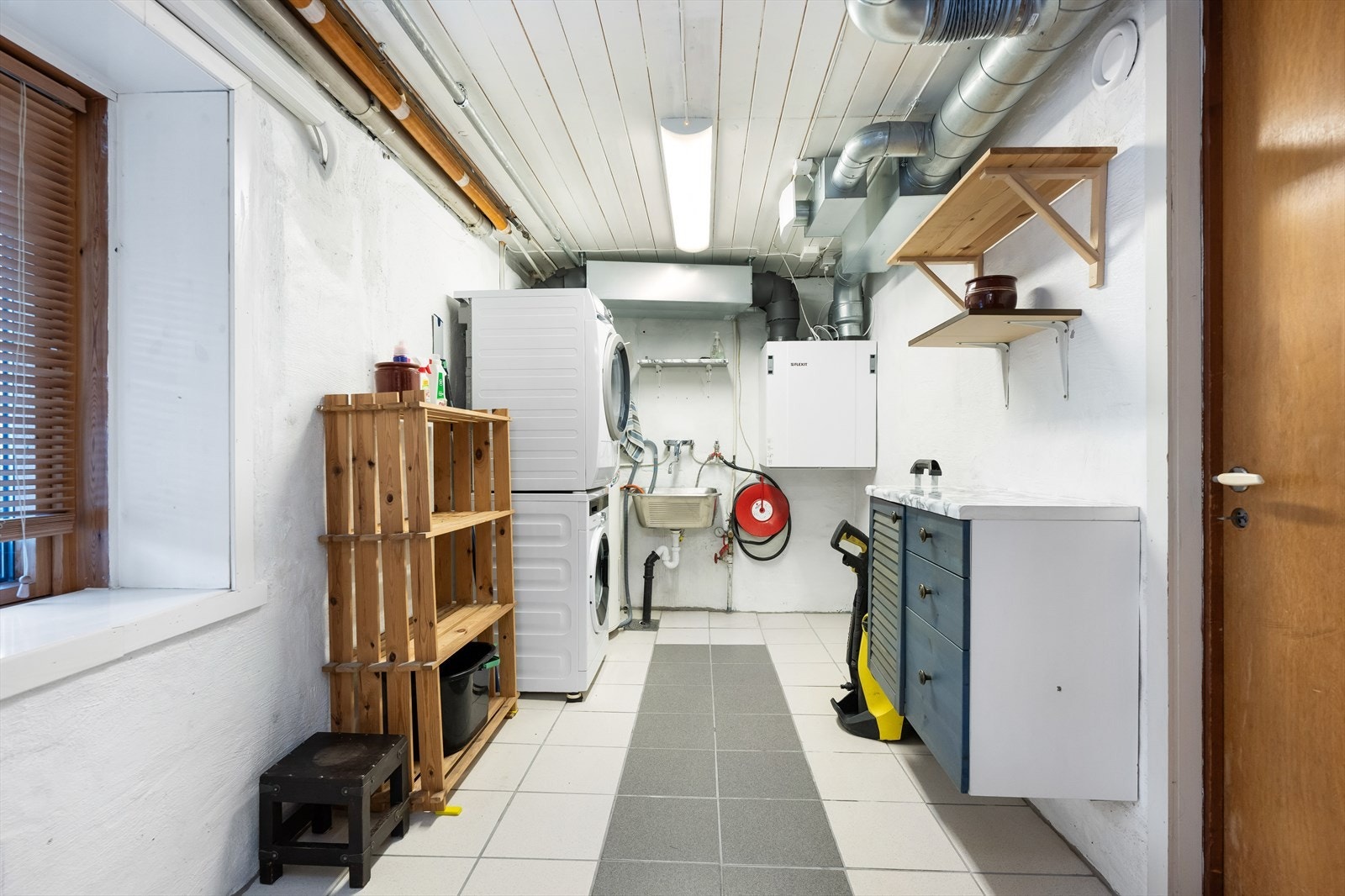 Praktisk vaskerom med utslagsvask og opplegg for vaskemaskin/tørketrommel. Galleribilde