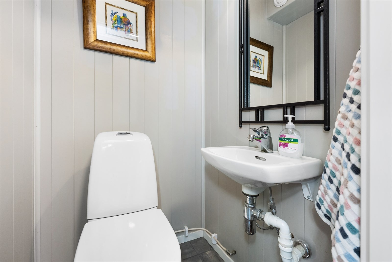 Separat toalett i hovedetasjen, som er hensiktsmessig plassert for både beboere og gjester Galleribilde