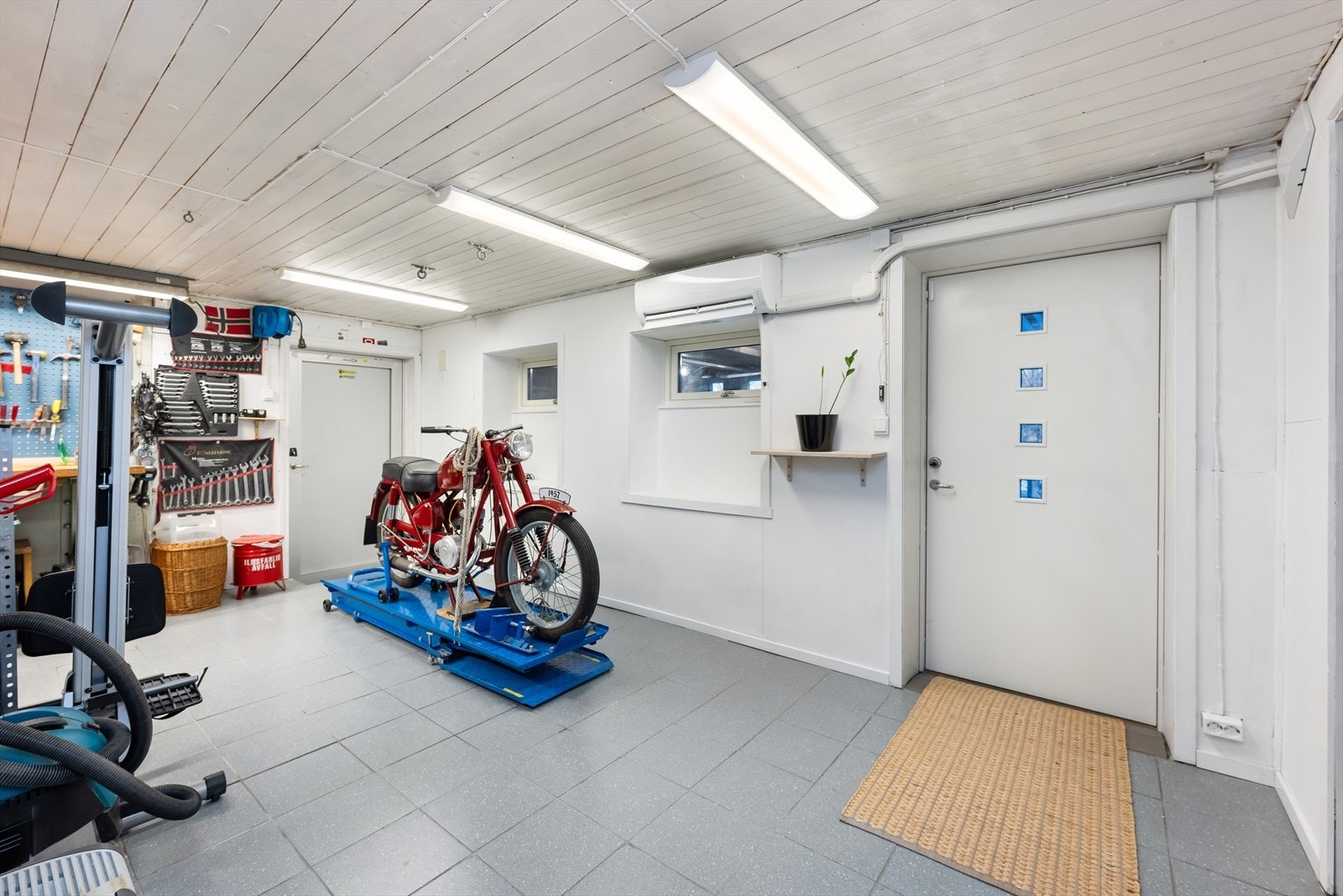 Underertasjen er meget innholdsrik med blant annet praktisk verksted/oppbevaringsrom. Galleribilde