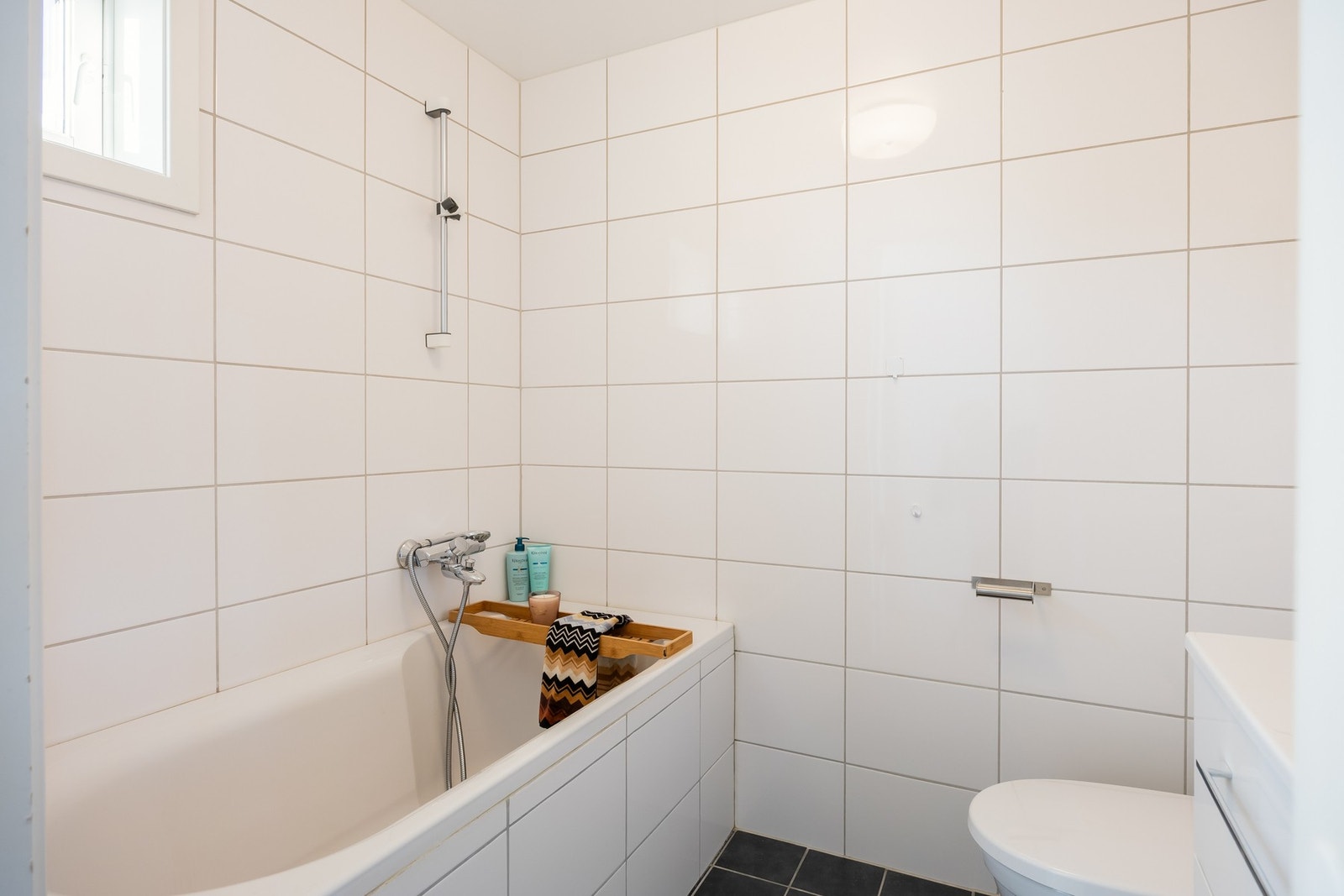 Badet er familietilpasset med badekar. Galleribilde