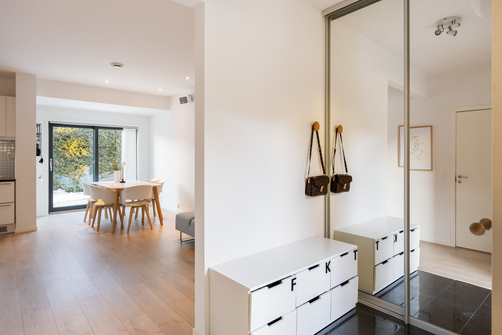 Fra inngangspartiet kommer man inn i flislagt entré med vannbåren gulvvarme. Man har direkte tilgang til bad. Galleribilde