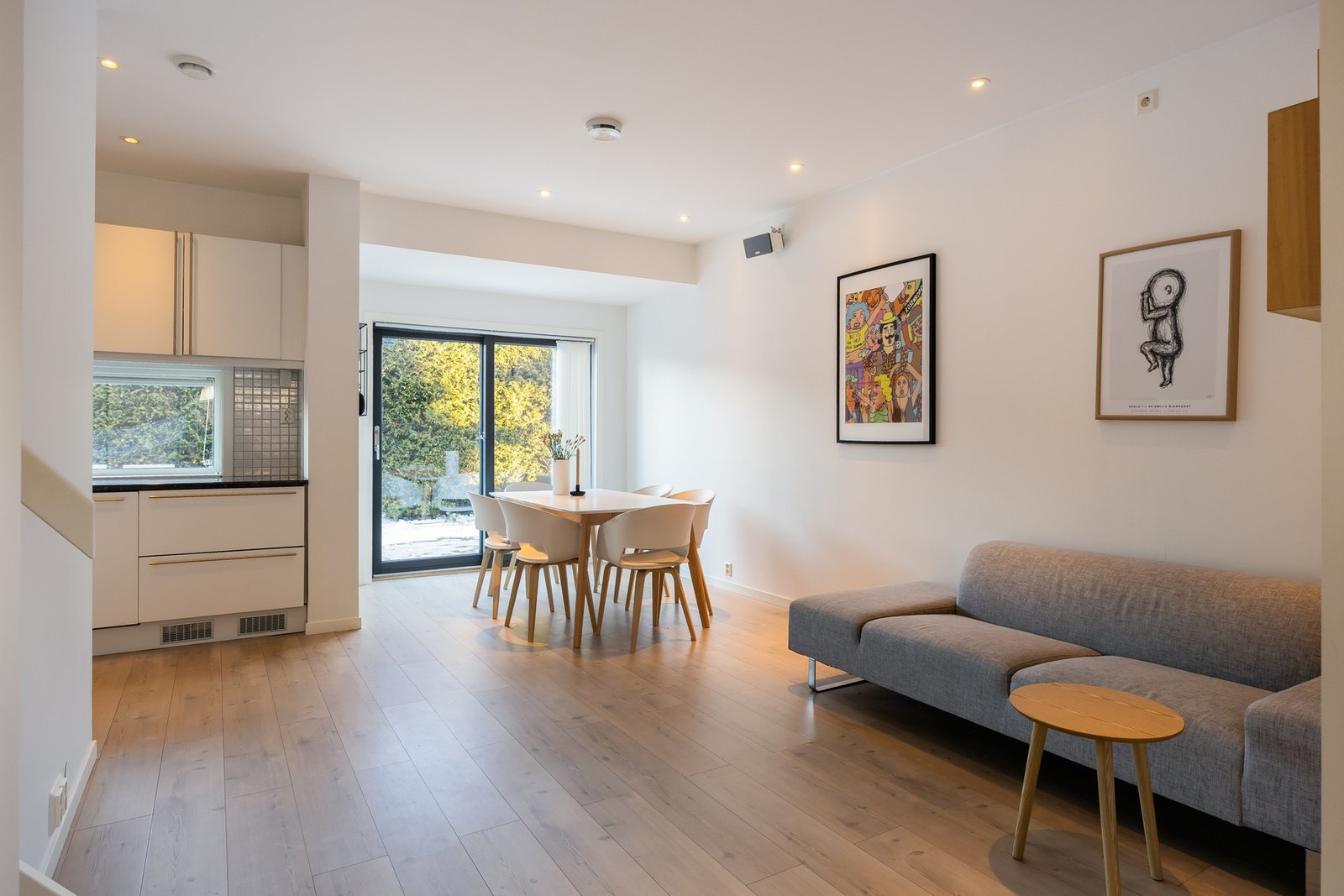 Ekstra høy himling på kjøkken og spisestue gir hovedetasjen en romslig atmosfære. Galleribilde