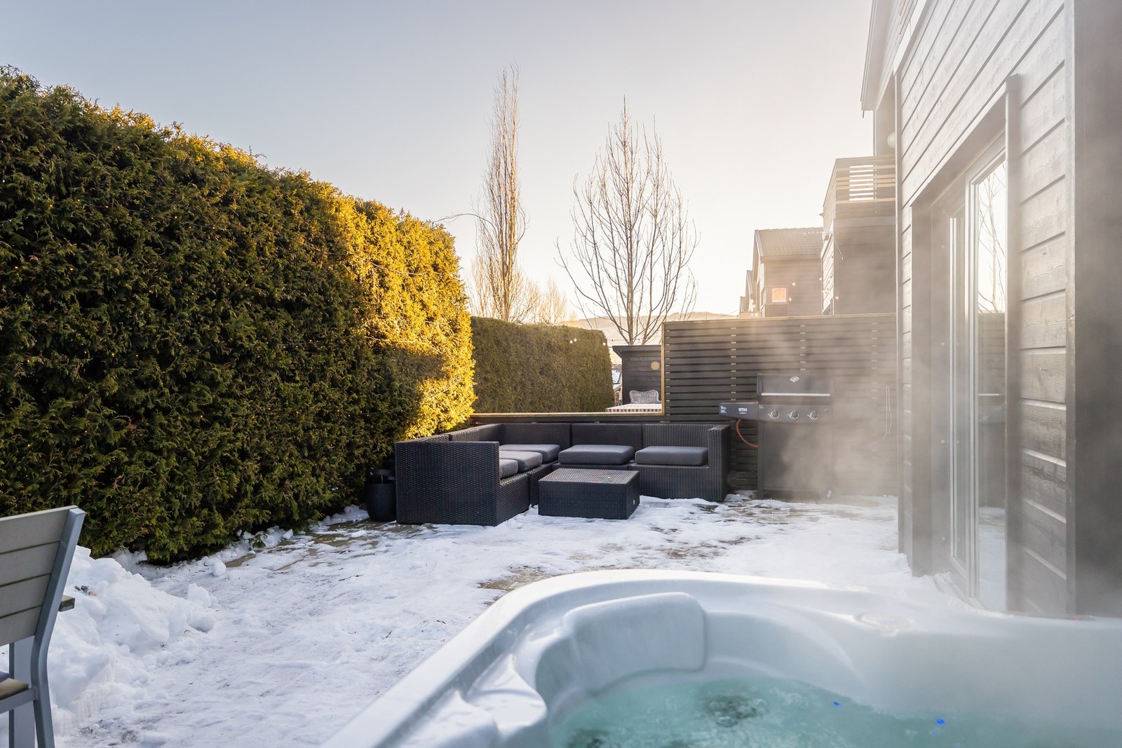 Skjermet hage med jakuzzi. Galleribilde