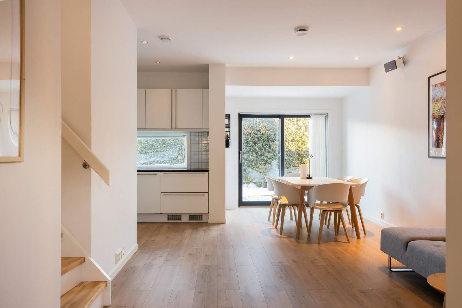 Vannbåren gulvvarme i entre, kjøkken og spisestue bidrar til en effektiv og behagelig oppvarming av hele etasjeplanet Galleribilde