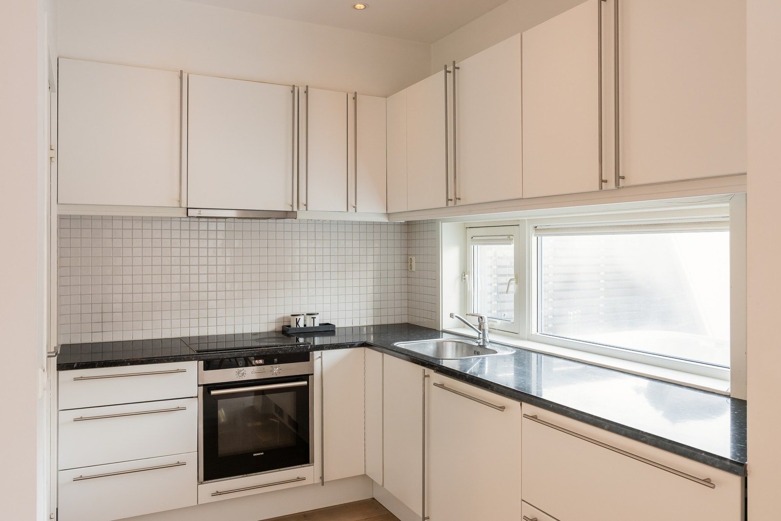 Godt med lysinnslipp fra vindu mellom over/ underskap på kjøkkenet. Galleribilde