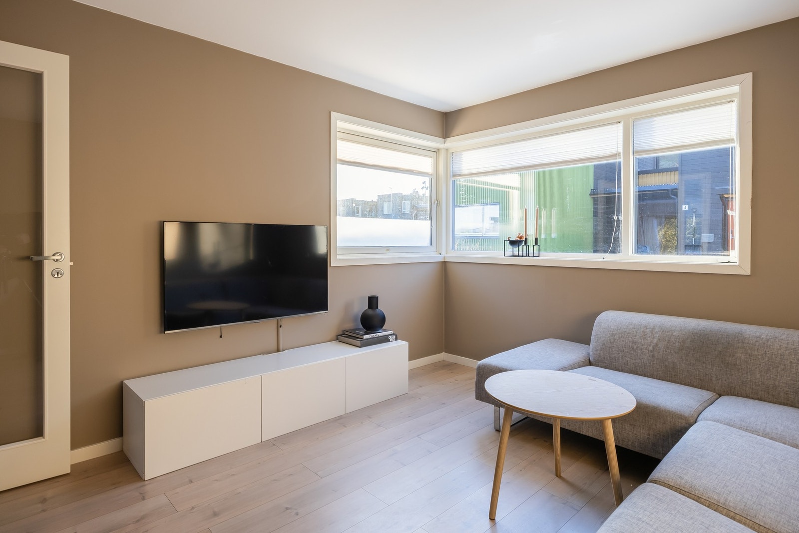 Stuedel er tilrettelagt for sofa- og tv-stue, egen dør gir mulighet til å stenge av stuen fra øvrige rom på hovedplanet. Galleribilde