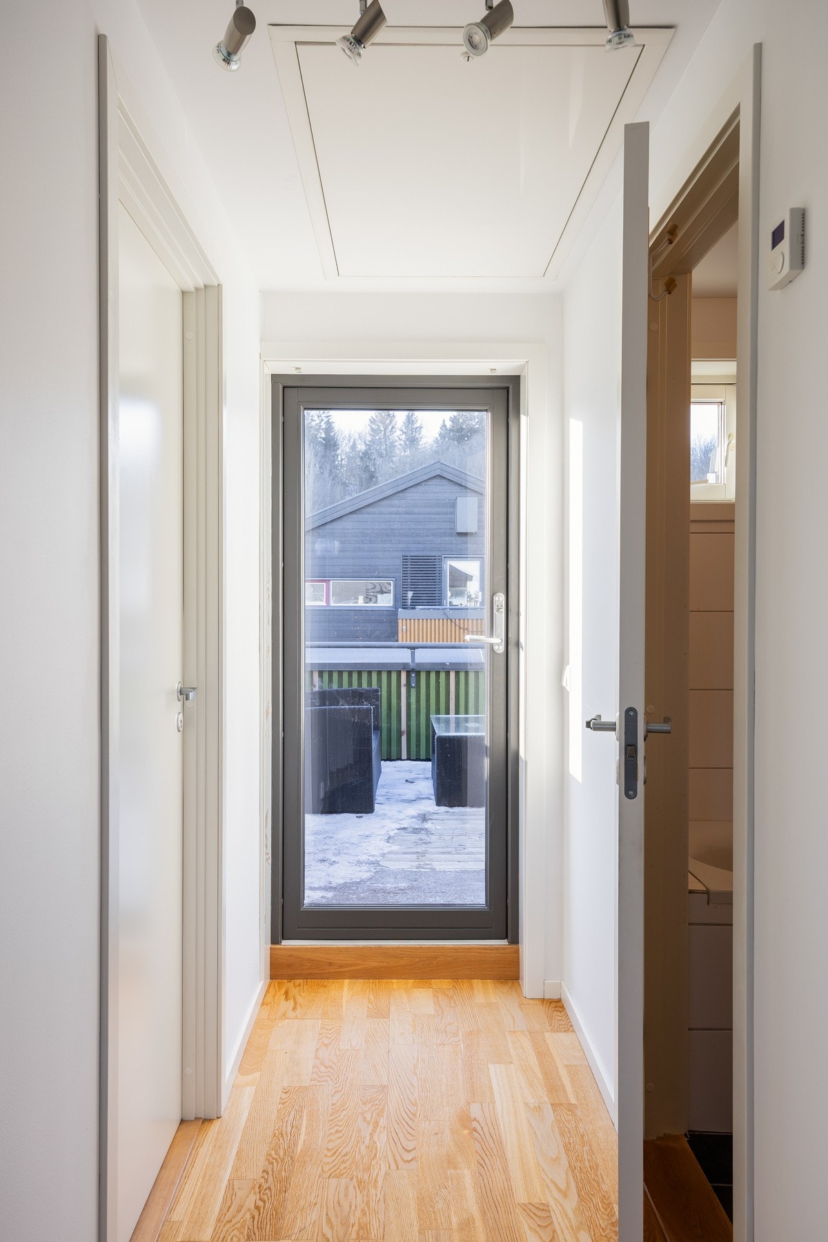 Fra 2. etasje har man utgang til sørvestvendt takterrasse med sol store deler av dagen og kvelden. Galleribilde