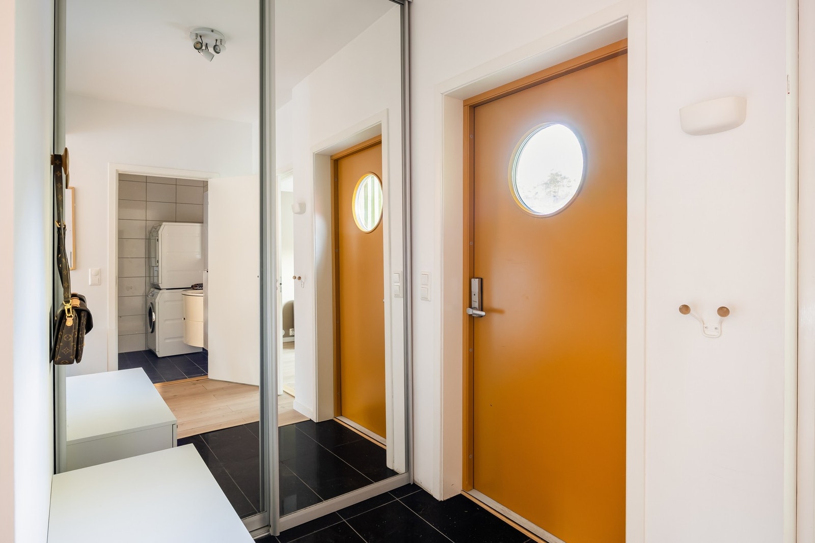 Lagringsrik speilgarderobe i entre. Galleribilde