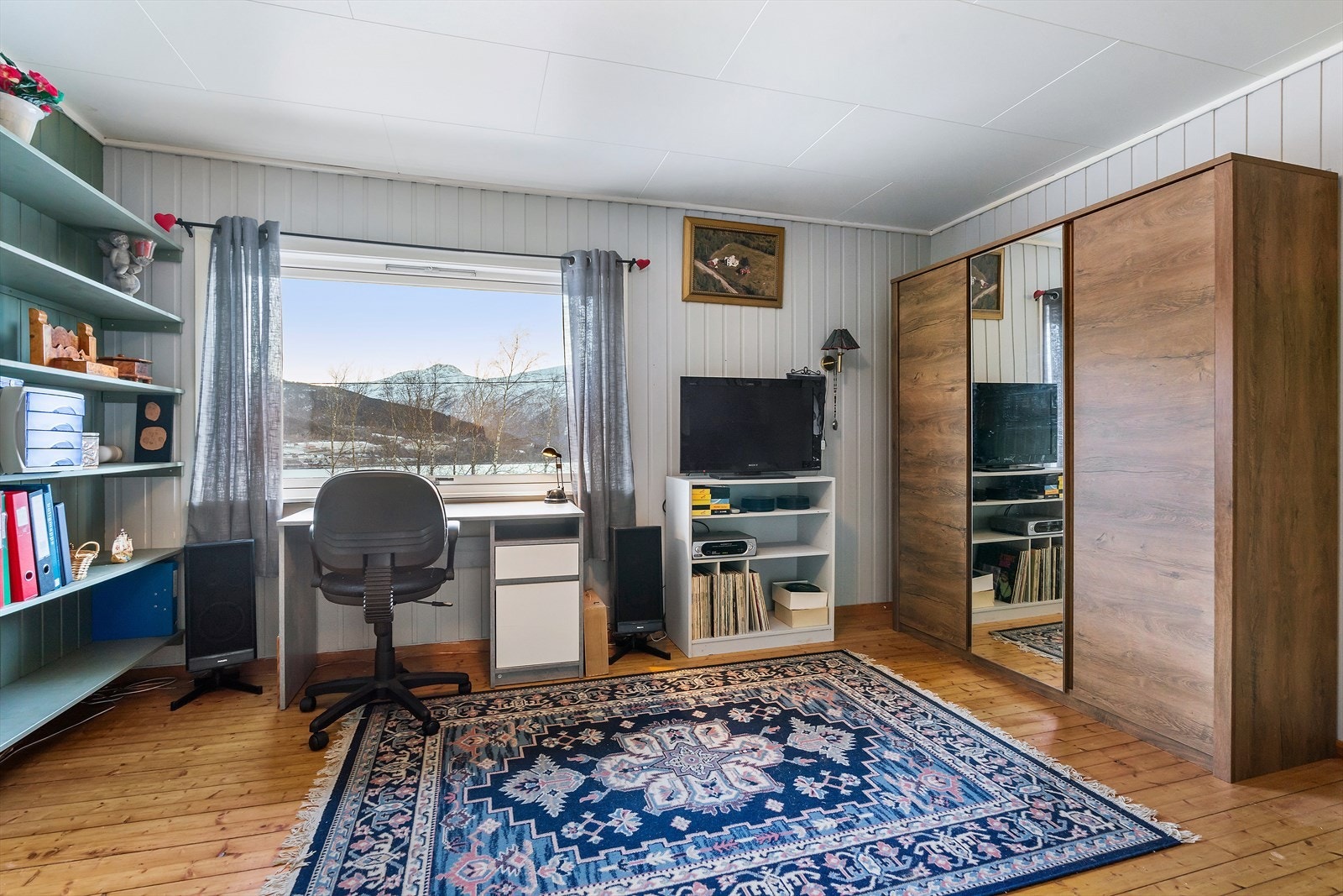 Soverom 1 i 2. etasje er stort og innredet med garderobeskap. Rommet har utsikt mot fjorden og fjella. Galleribilde