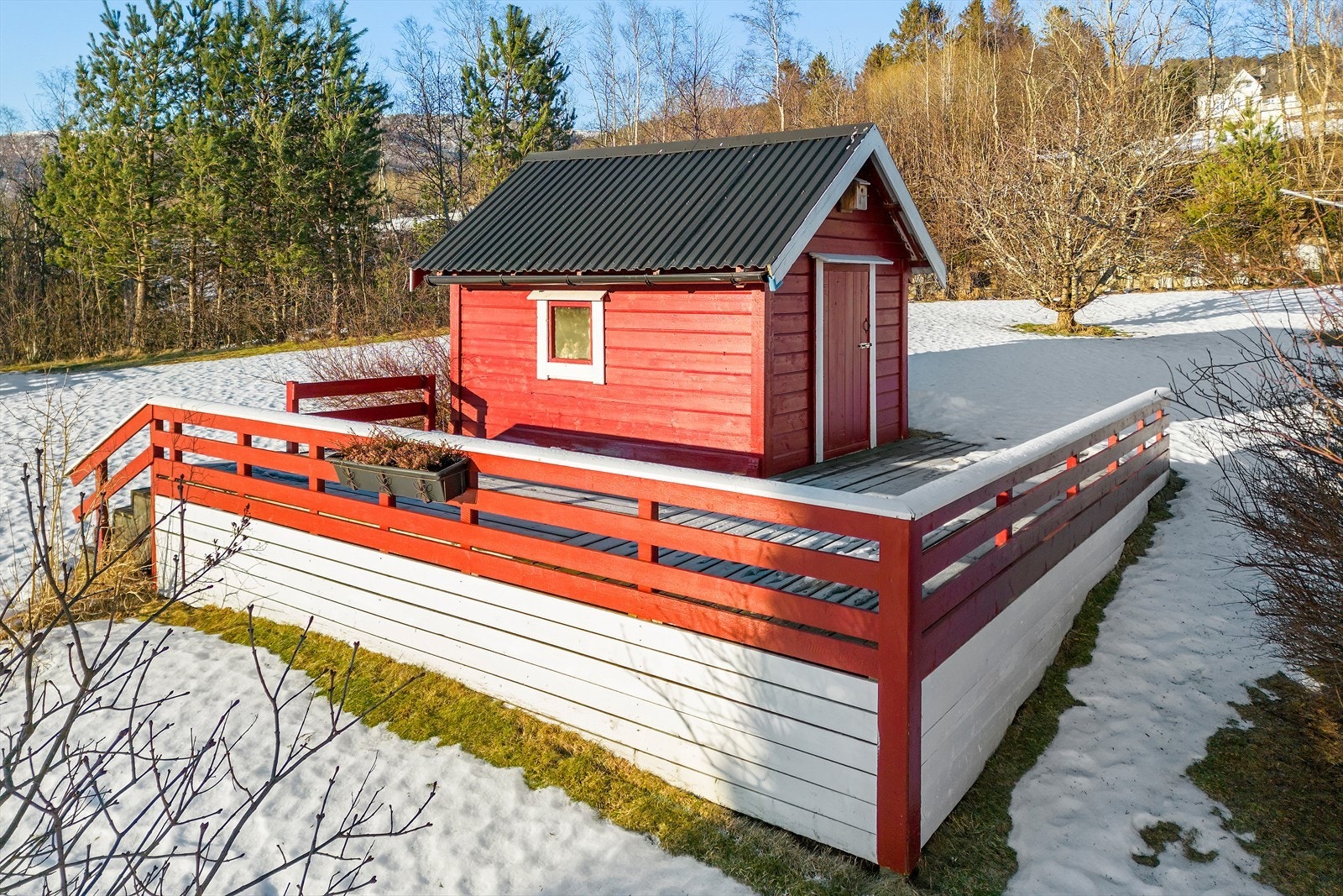 Lekestuen er bygget i treverk med liggende bordkledning og har et saltak tekket med korrugerte stålplater. Galleribilde