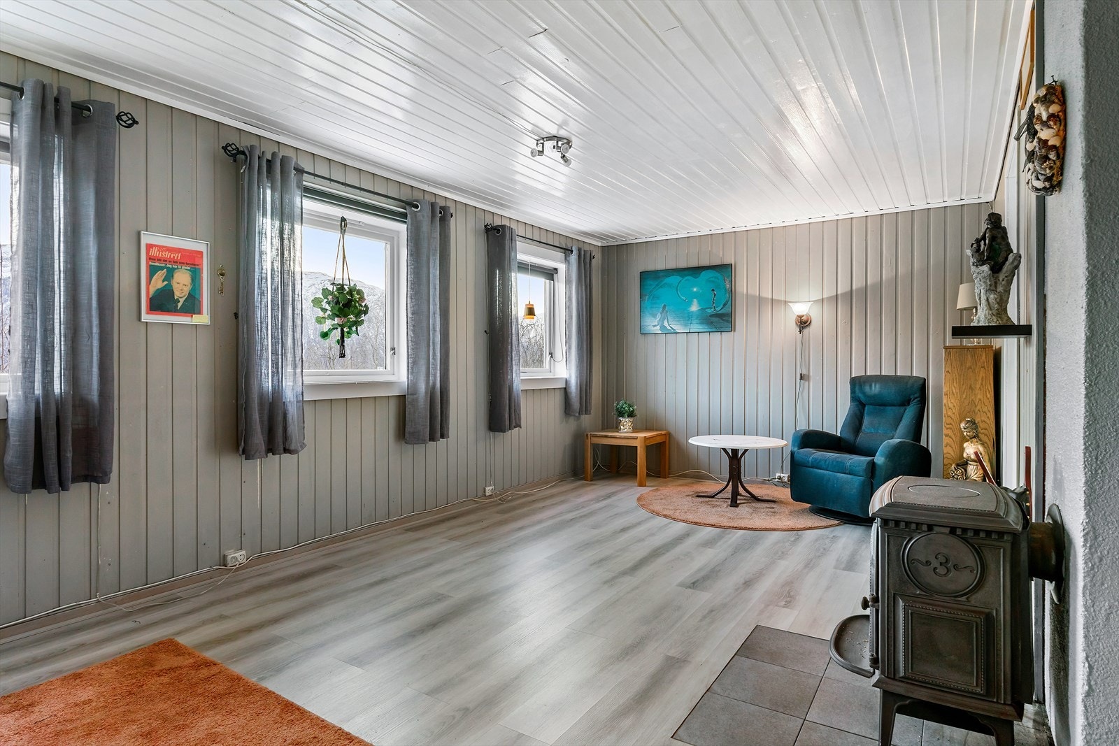 Kjellerstuen har vinduer mot sør og vedovn montert for peiskos og kalde vinterkvelder. Galleribilde