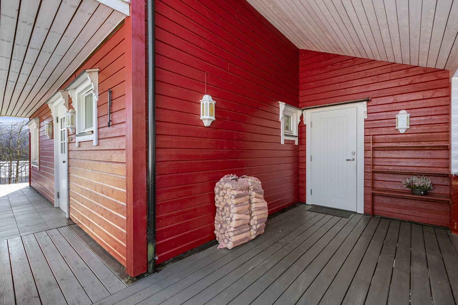 Inngangspartiet har en overbygd veranda, med tilgang til både hovedinngangen og vaskeromsinngang. Galleribilde