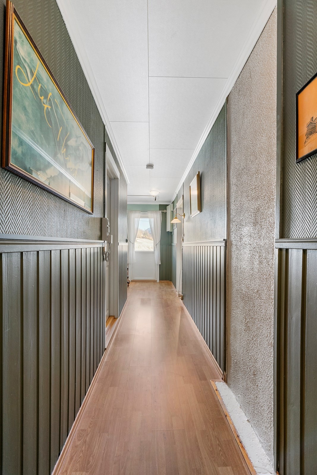 Fra gangen er det utgang til veranda og luke i tak til loft. Galleribilde