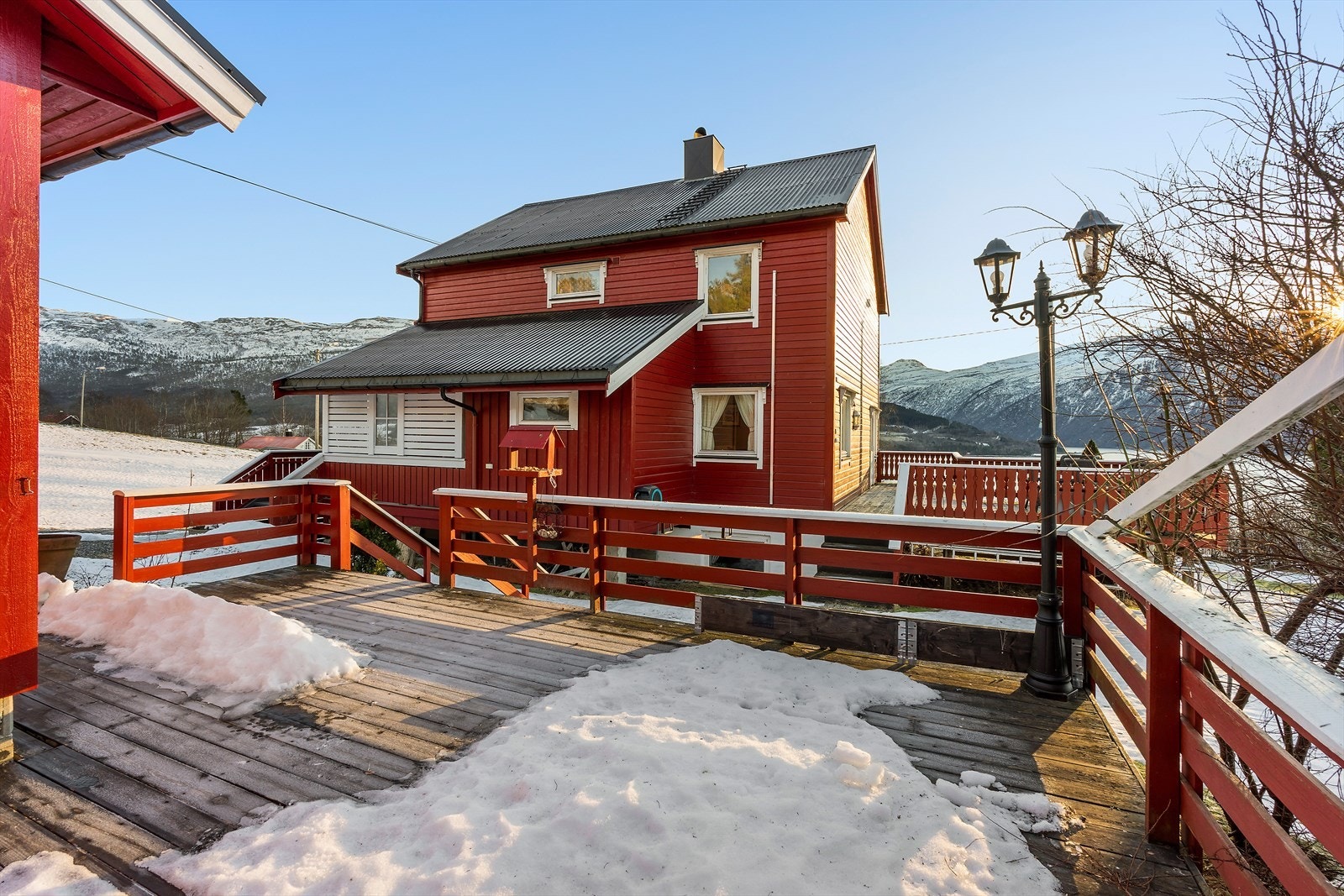 Uthuset er etablert med oppbygd terrasse. Galleribilde