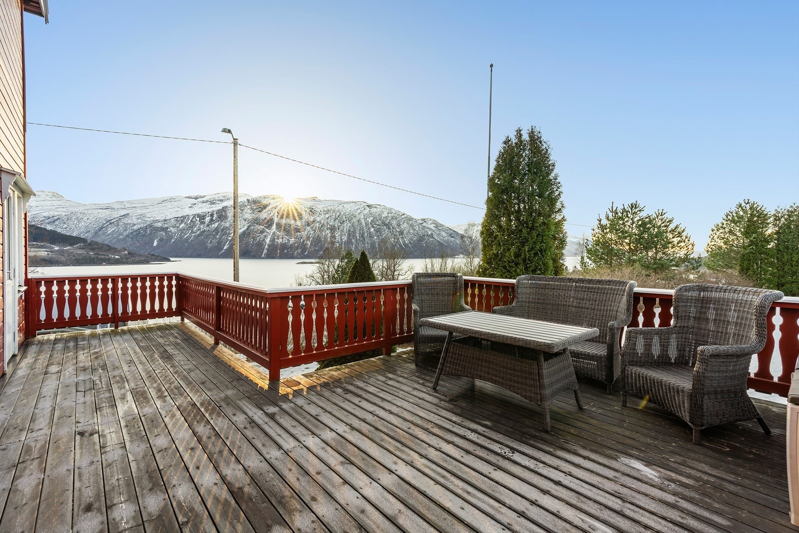 Fra spisestuen har man utgang til stor sørvestvendt veranda med fantastisk utsikt over fjorden og fjella på andre siden. Galleribilde