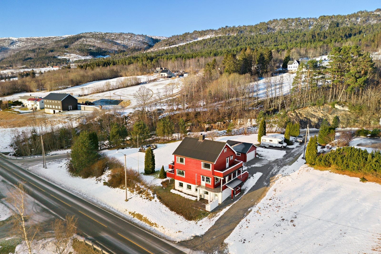 Eiendommen ligger på en skråtomt i naturskjønne omgivelser. Galleribilde