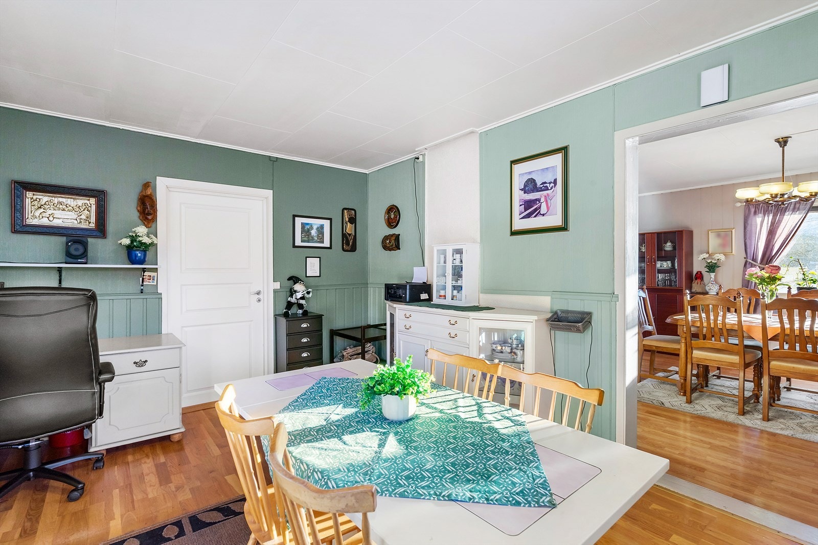 Kjøkkenet har god plass til spisebord. Galleribilde