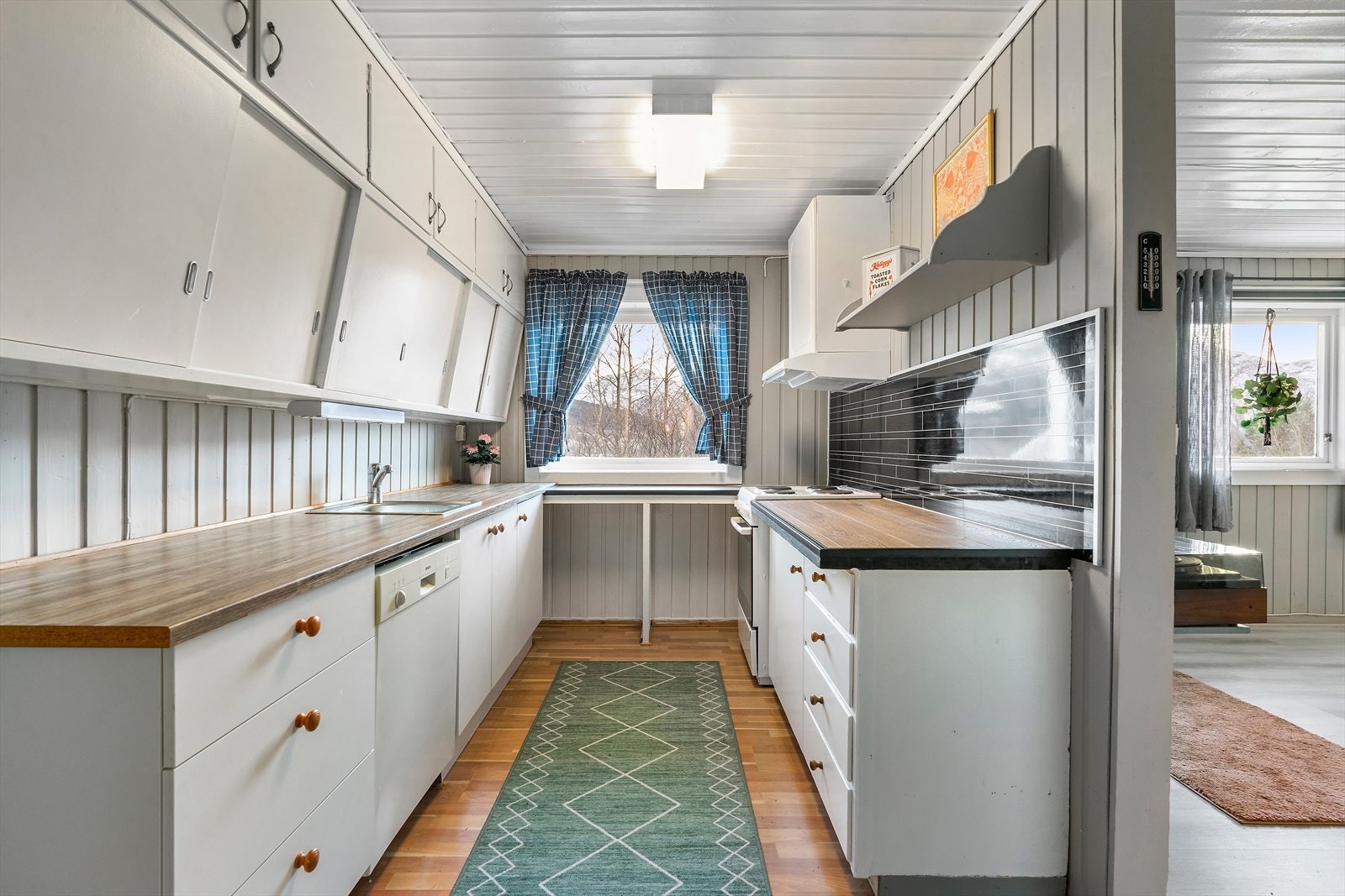 Kjøkkenet i underetasjen har plassbygd kjøkkeninnredning med glatte fronter og opplegg til semiintegrert oppvaskmaskin. Galleribilde