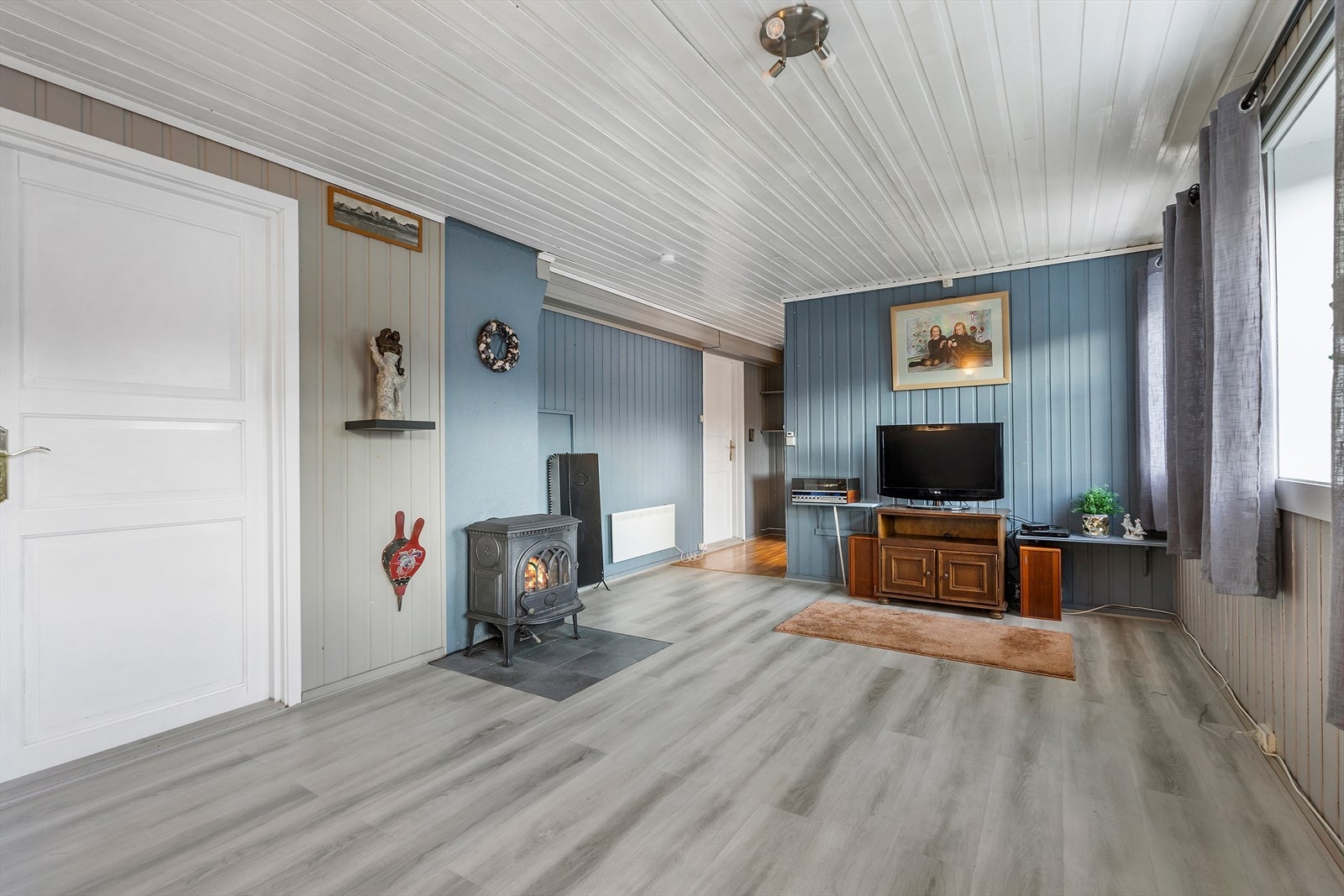 Her er det god plass til spisebord, og man har åpen løsning mot kjøkkenet. Galleribilde