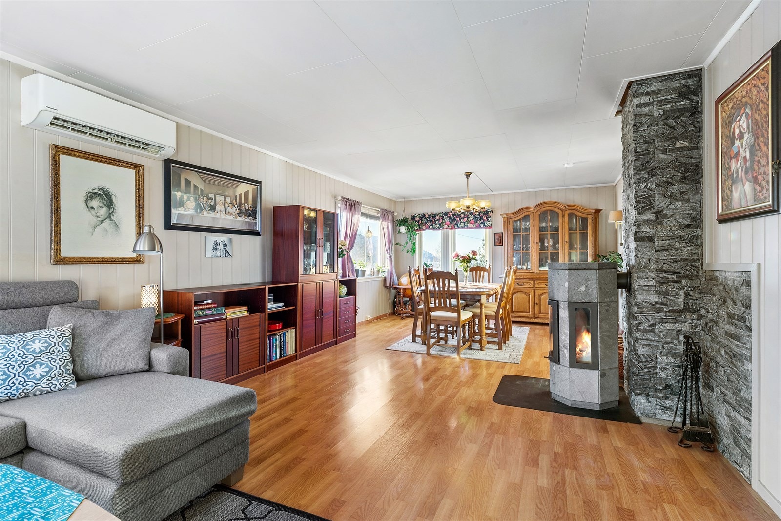 Vedovn med kleberstein og varmepumpe bidrar til effektiv oppvarming i stuen. Galleribilde