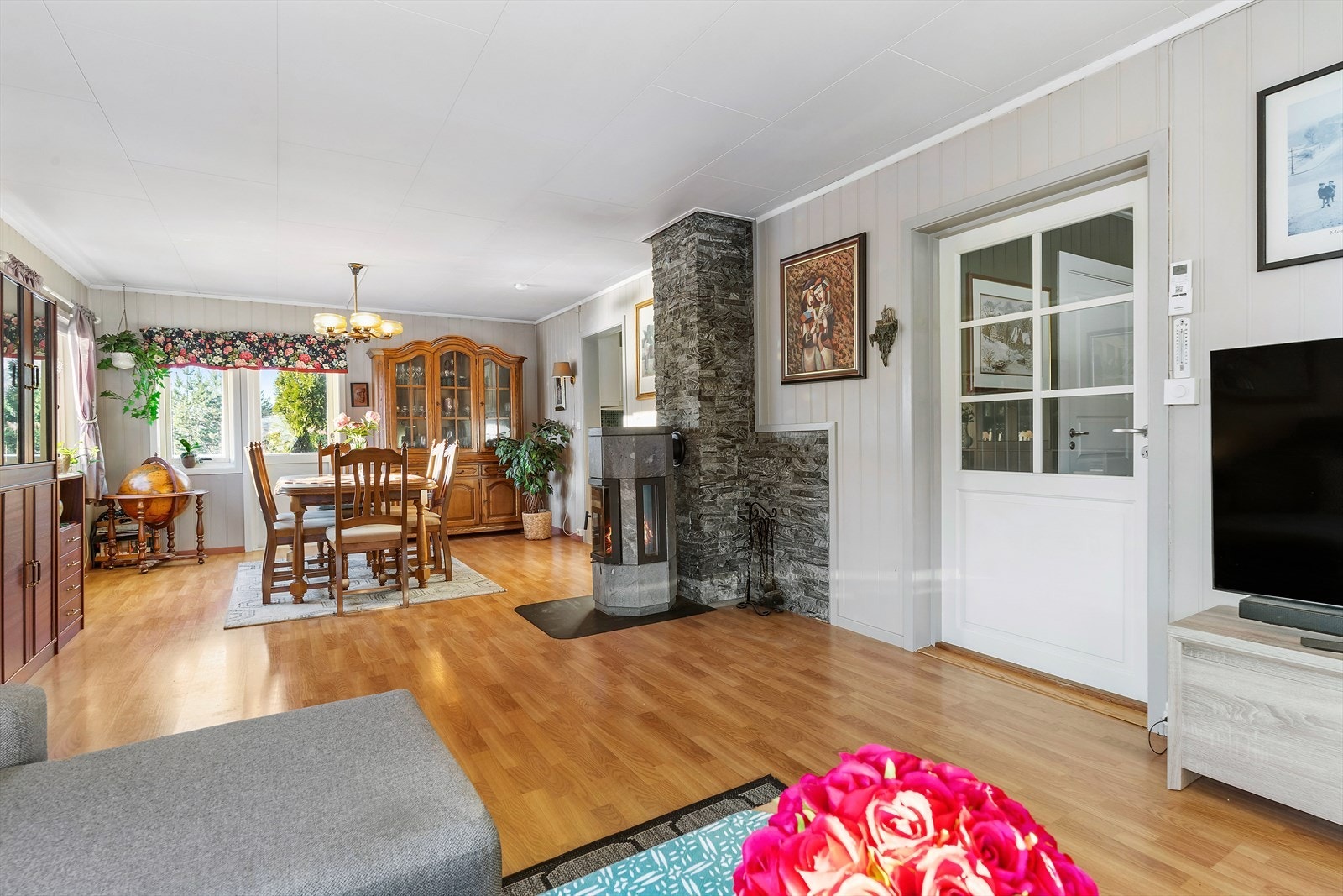 Stuen er romslig og har plass til flere møbleringer. Galleribilde