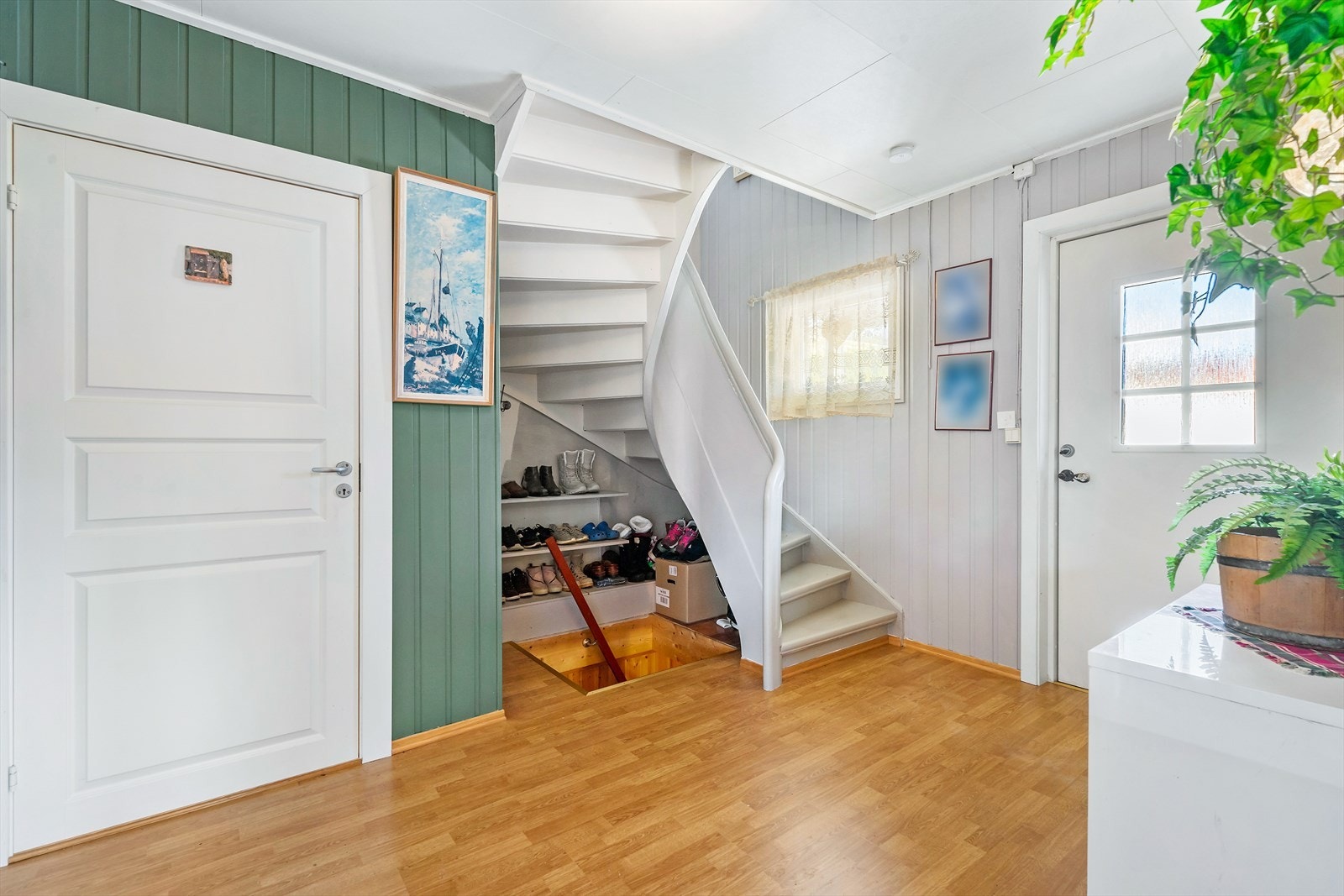 Trappen leder både opp til 2. etasje og ned til sokkeletasjen. Galleribilde