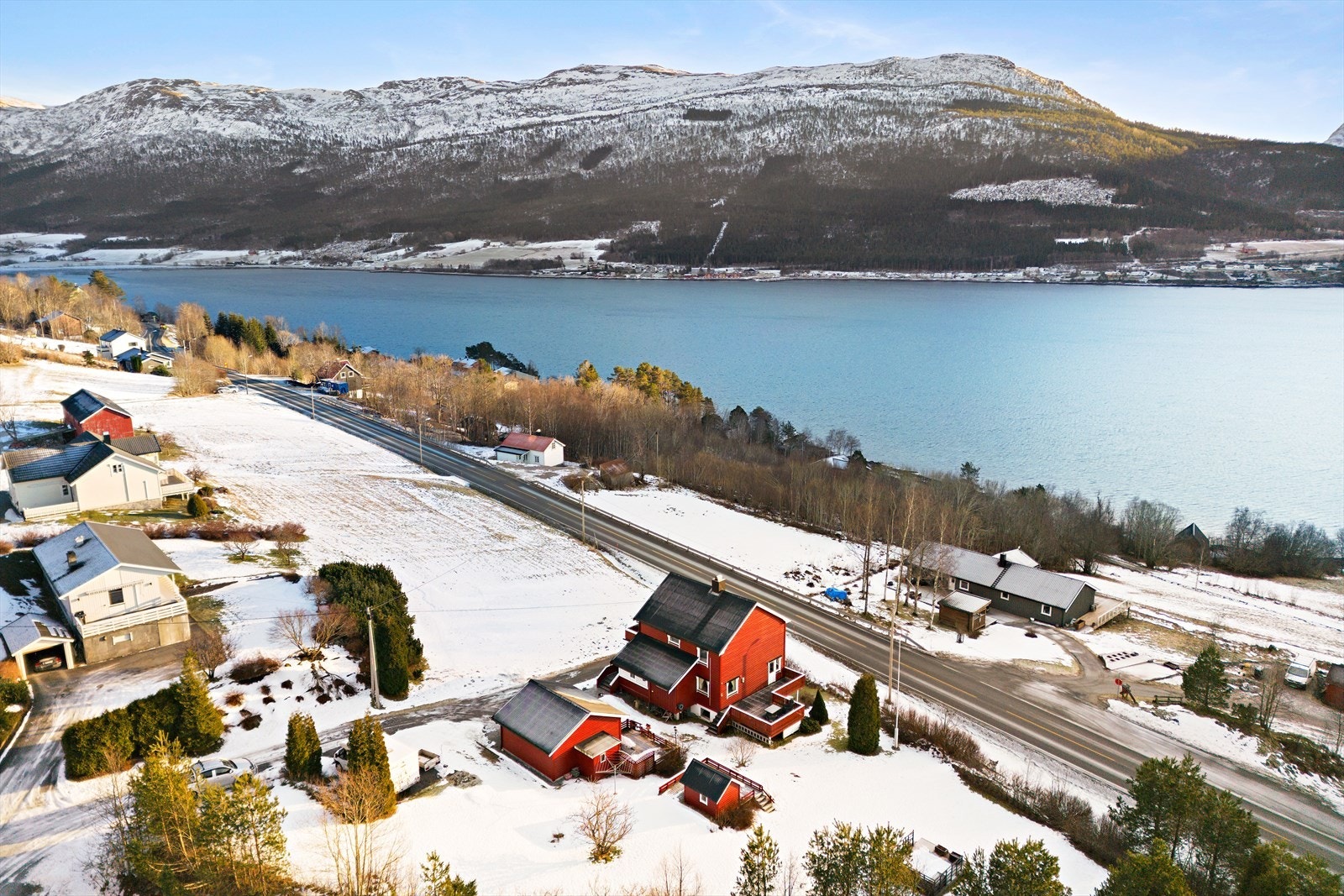 Fin beliggenhet med flott utsikt mot Langfjorden, Prestaksla og Meisalfjellet. Galleribilde