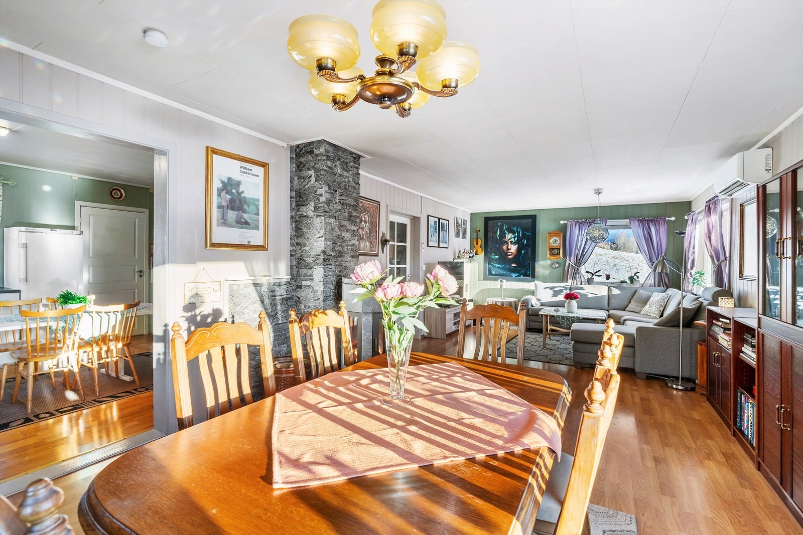 Spiseplassen har god plass til et stort spisebord. Galleribilde