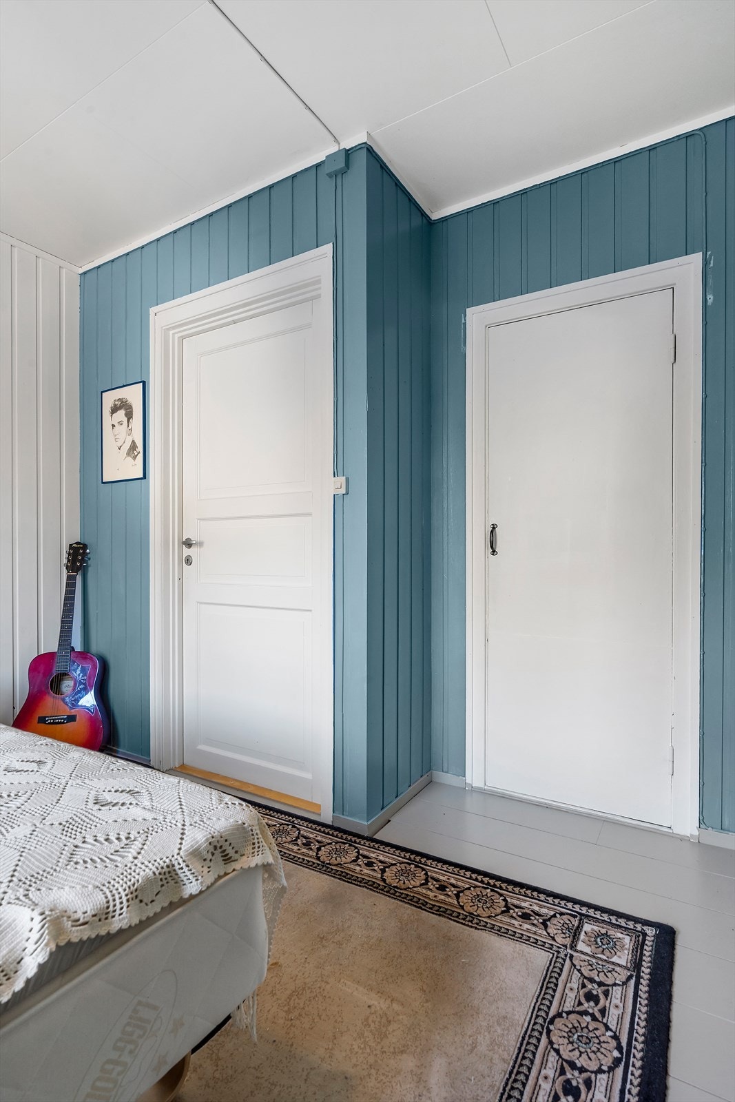 Rommet har et skap integrert i veggen. Galleribilde