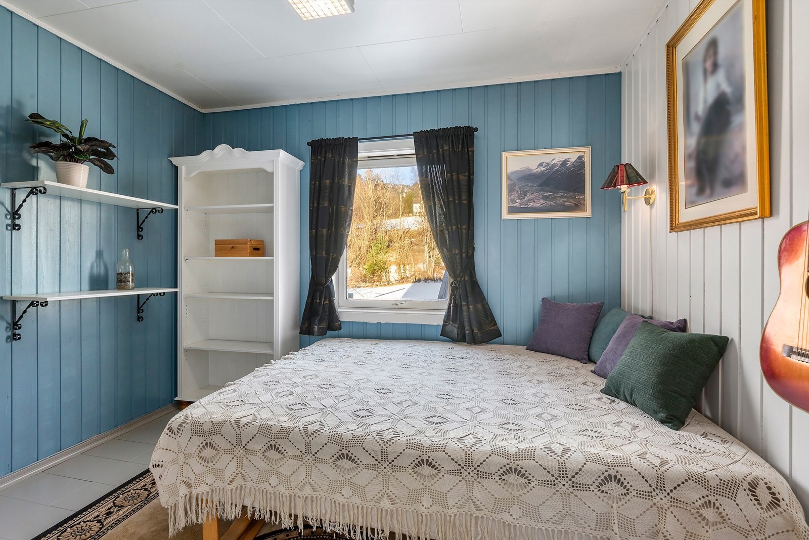 Soverom 3 i 2. etg har god plass til stor seng og passer fint som gjesterom Galleribilde