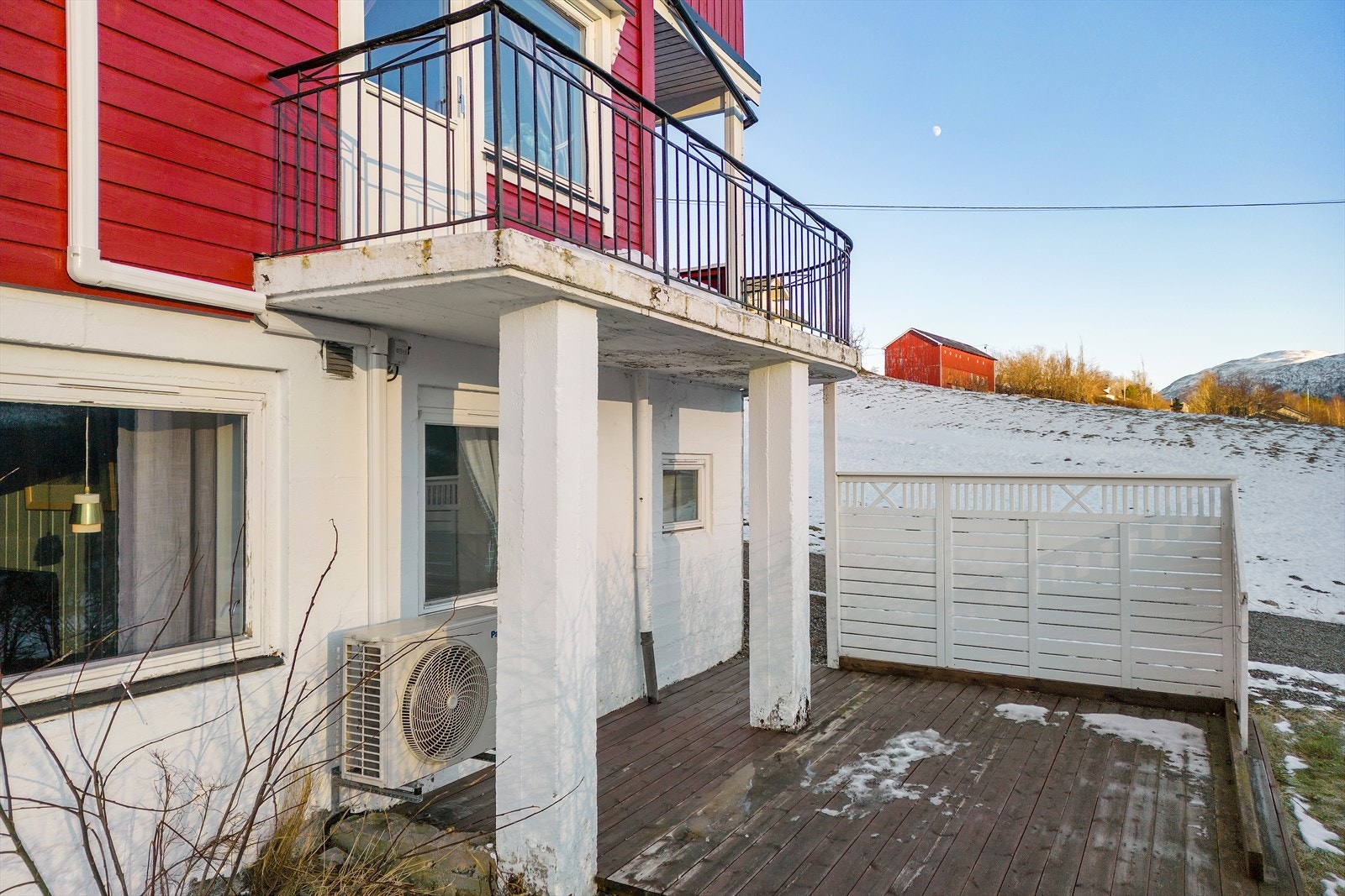 Sokkeleiligheten har egen markterrasse mot sør, med levegg mot øst. Galleribilde