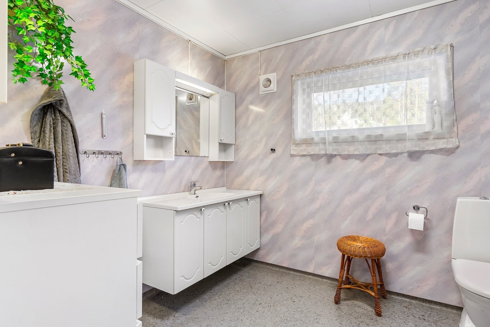 Badet i 2. etasje er romslig og utstyrt med wc og hvit baderomsinnredning med heldekkende servant. Galleribilde