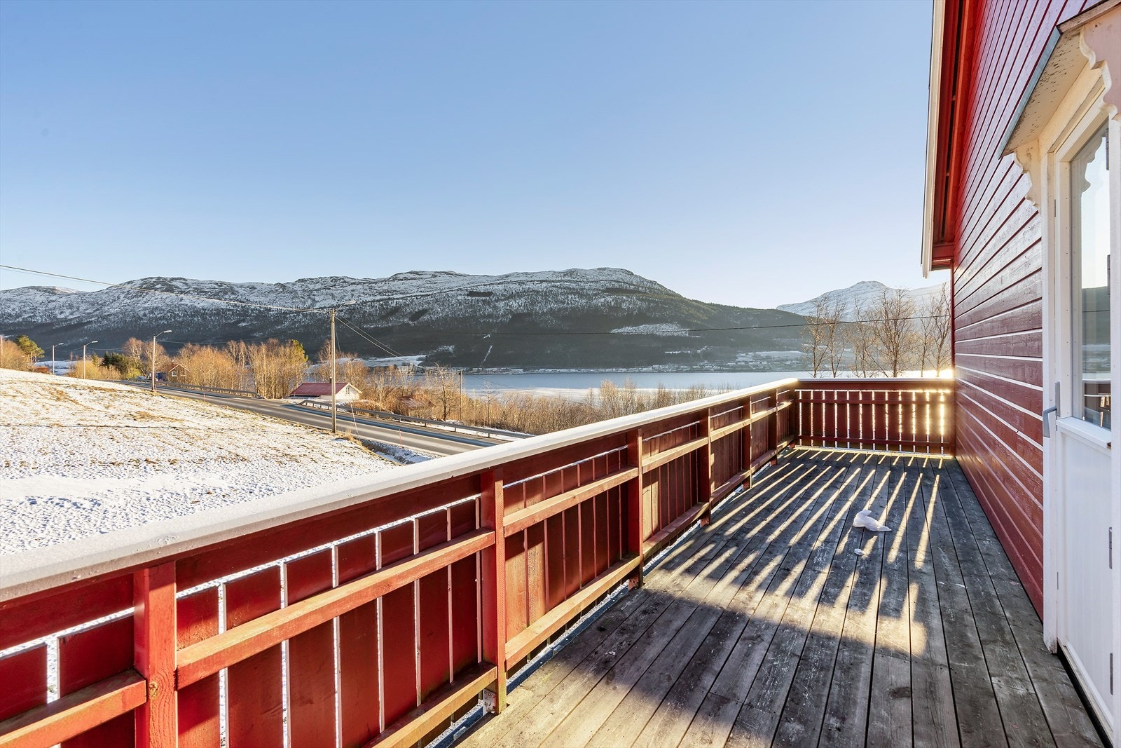 Med utgang fra gangen i 2. etasje kommer man ut på en romslig østvendt veranda. Galleribilde