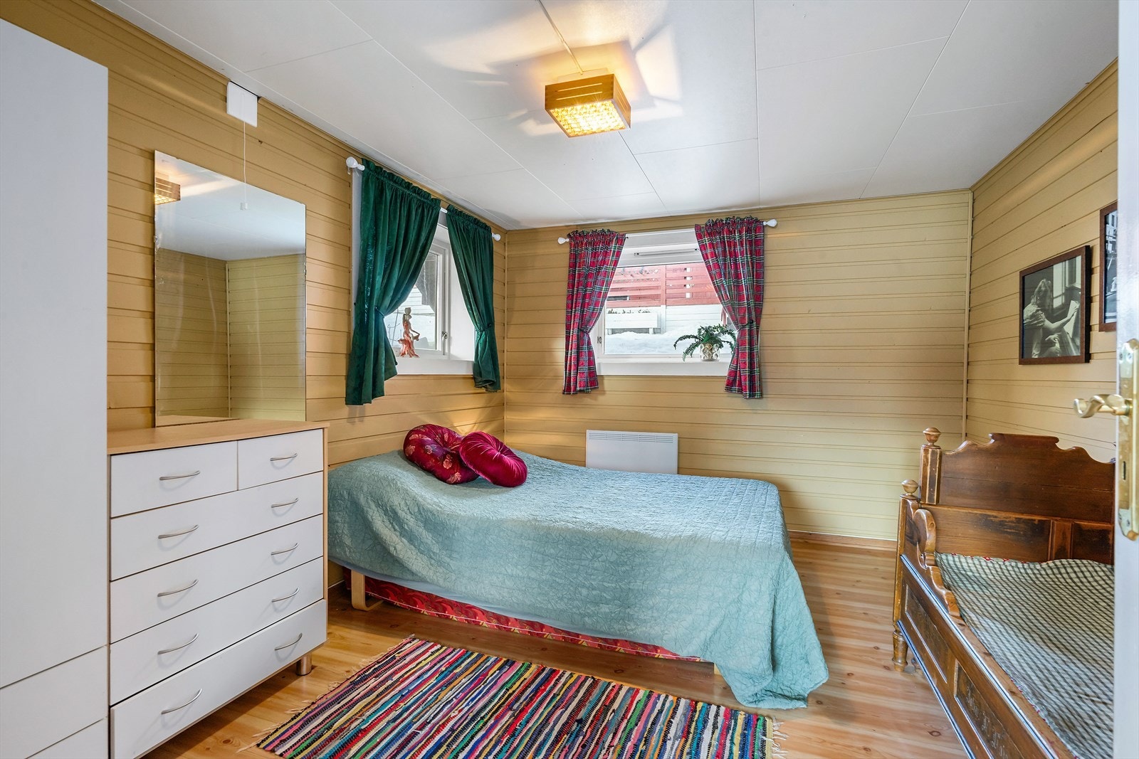 Soverommet i sokkeletasjen er innredet med laminatgulv og malt panel. Vinduer på vest- og nordveggen gir godt med dagslys. Galleribilde